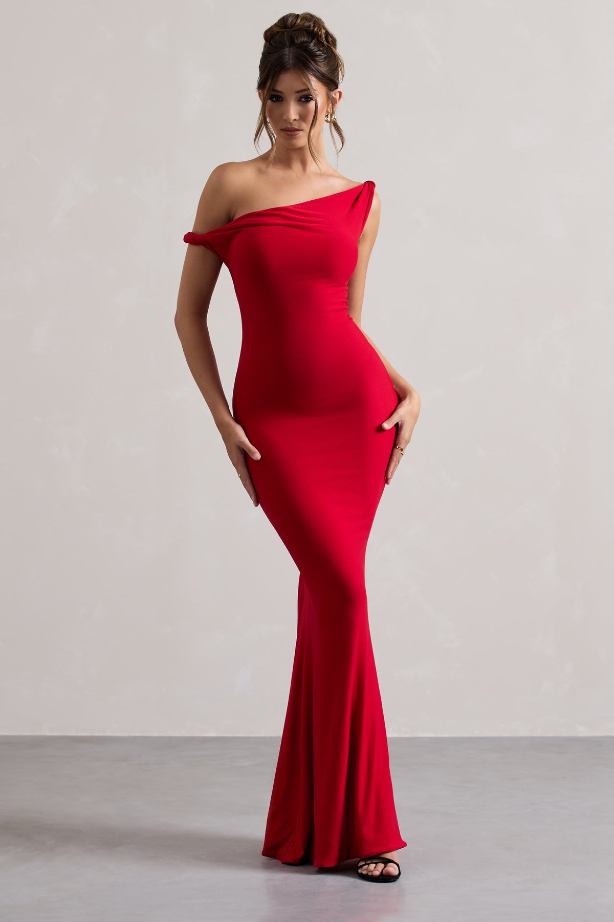 Lita | Vestido largo rojo entallado y asimétrico retorcido