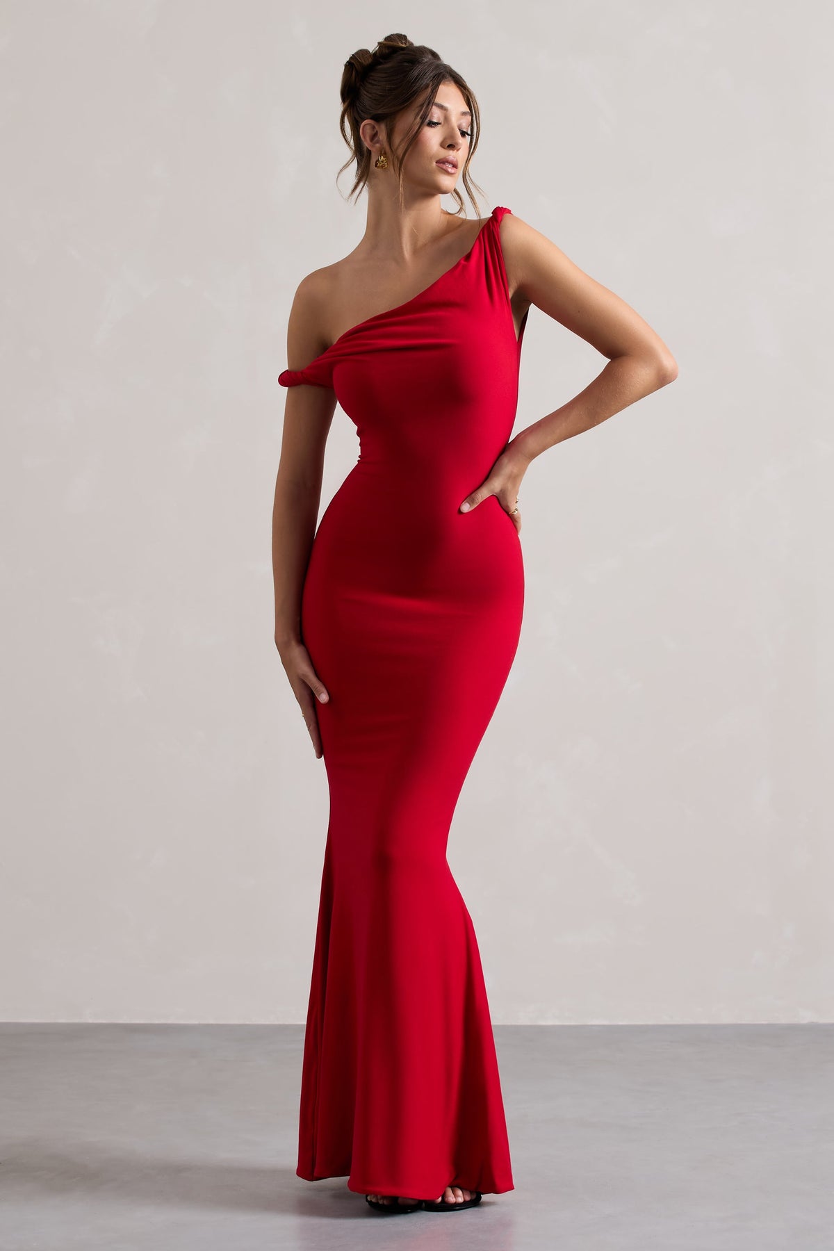 Lita | Vestido largo rojo entallado y asimétrico retorcido