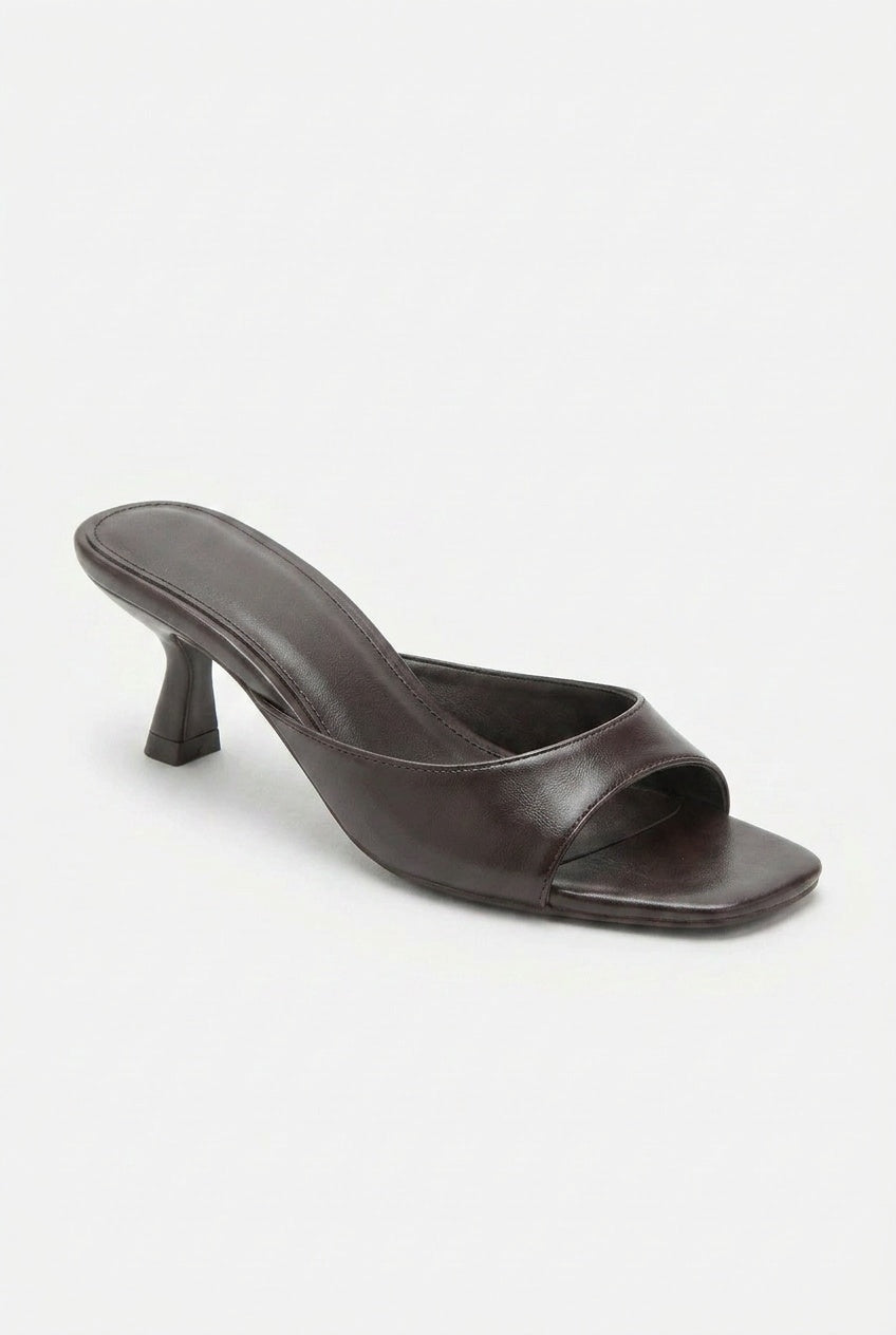 Mules de tacón kitten con puntera abierta y diseño cuadrado