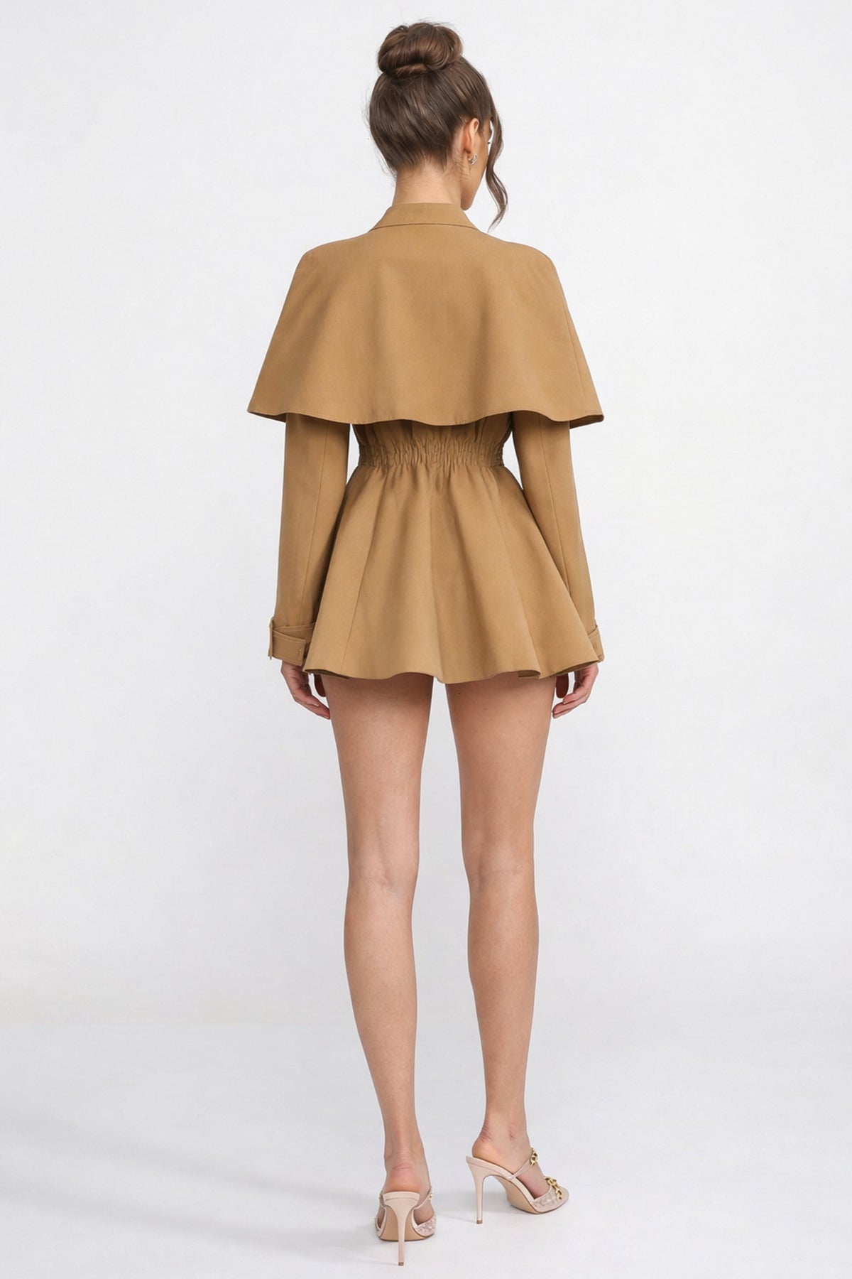 Gabardina con Capa Estructurada y Botones – Beige