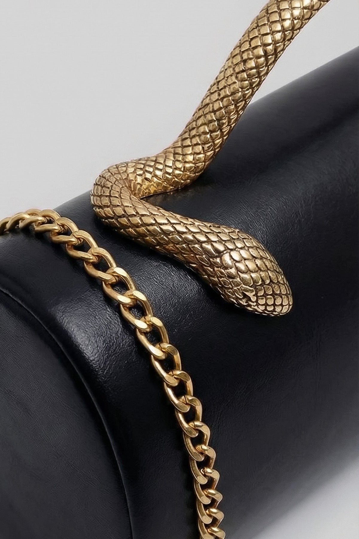Bolso de Mano Estructurado con Asa de Serpiente y Cadena Dorada – Negro