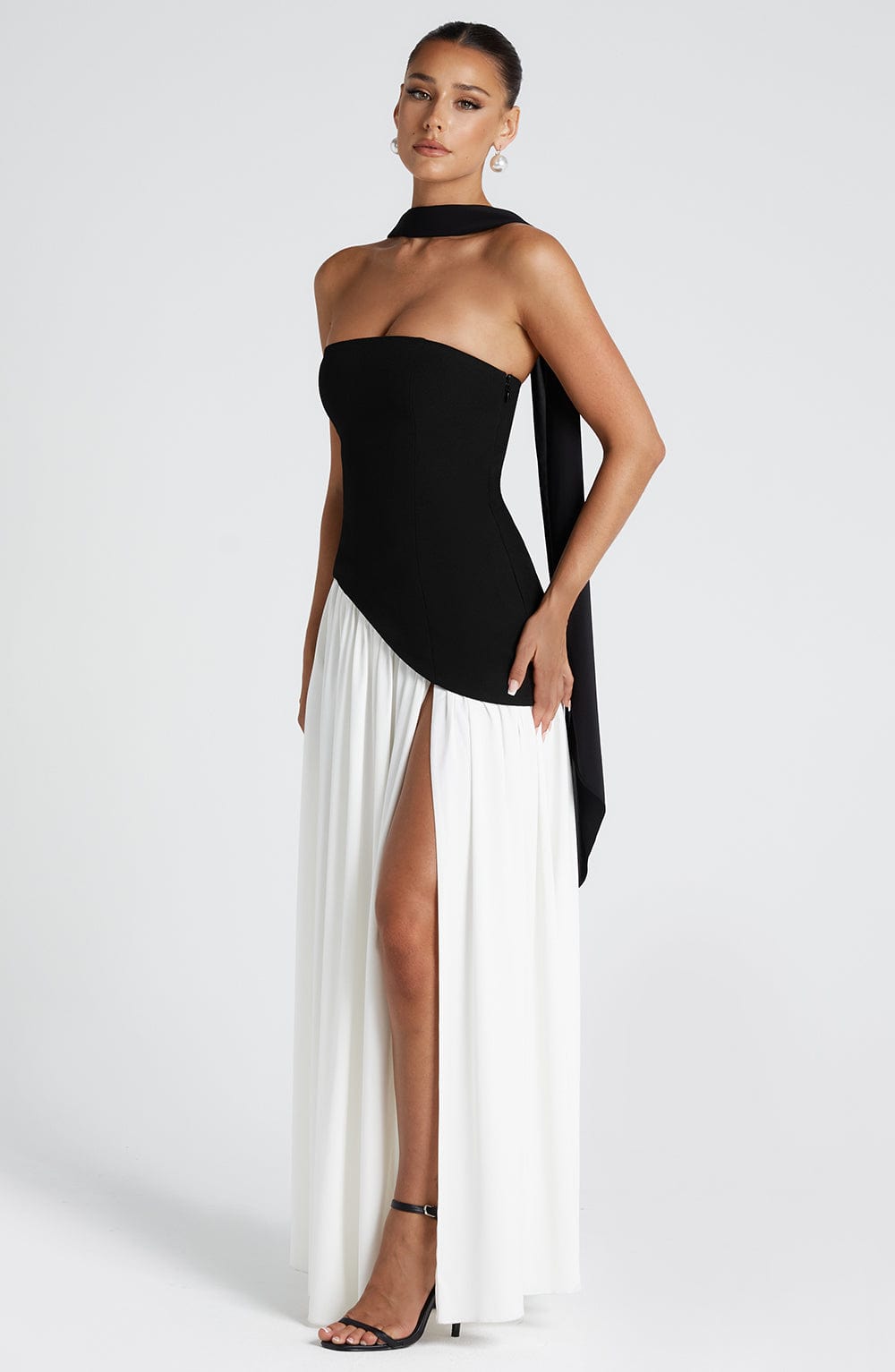 Alessia • Vestido maxi sin tirantes con escote elegante y abertura lateral