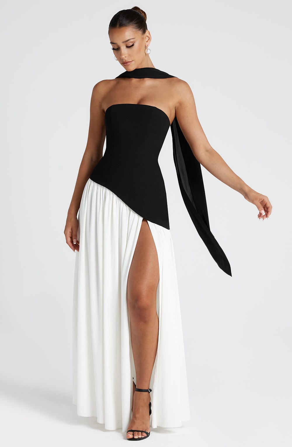 Alessia • Vestido maxi sin tirantes con escote elegante y abertura lateral