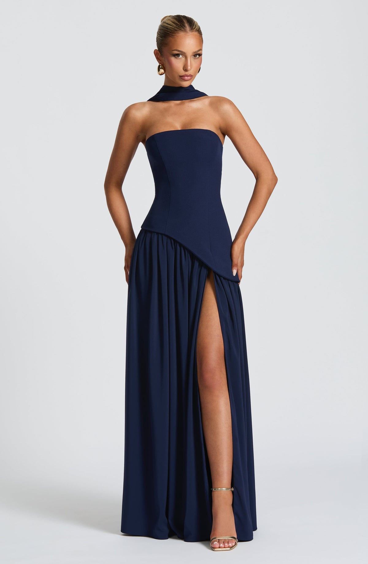 Alessia • Vestido maxi sin tirantes con escote elegante y abertura lateral