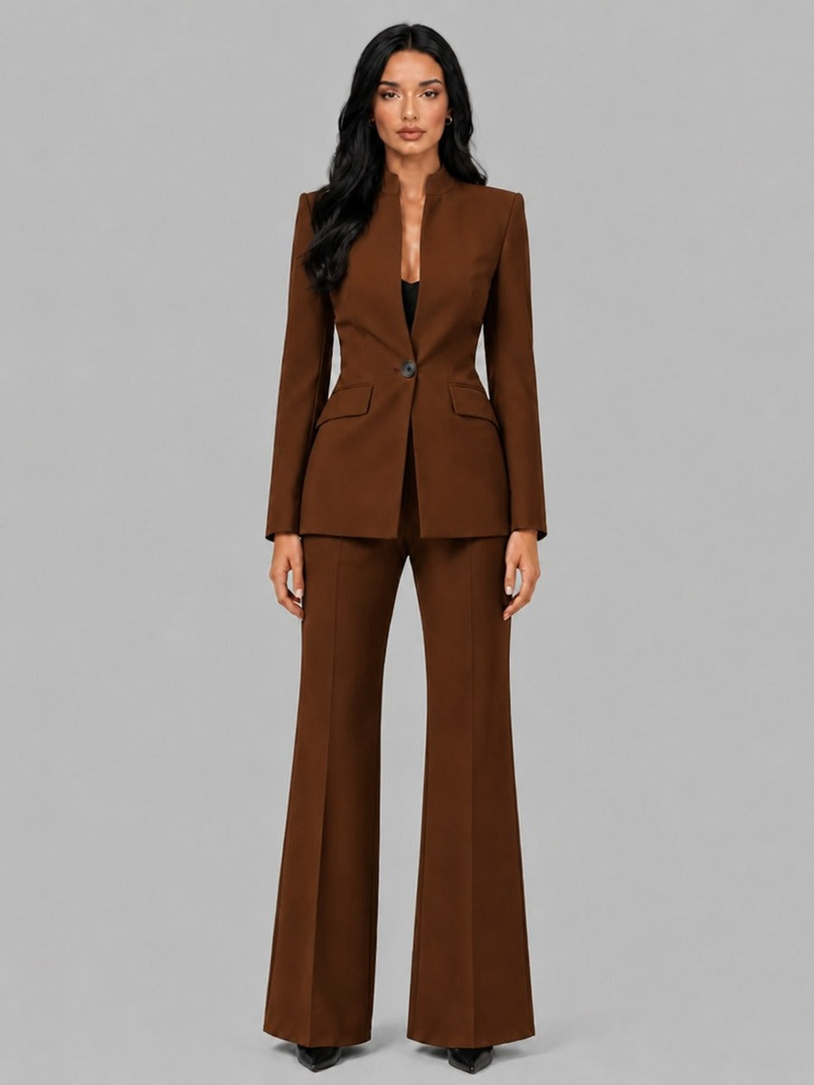 Faustina | Conjunto de dos piezas con blazer de cuello mao y pantalón acampanado