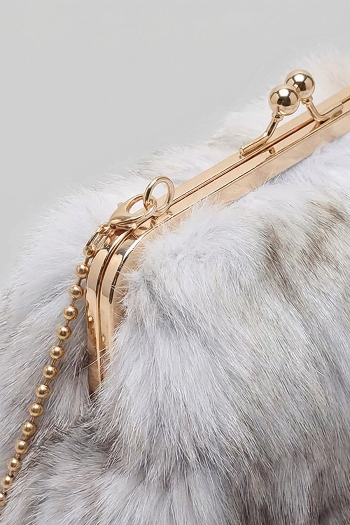 Clutch de Pelo Sintético con Cierre Kiss-Lock – Caqui