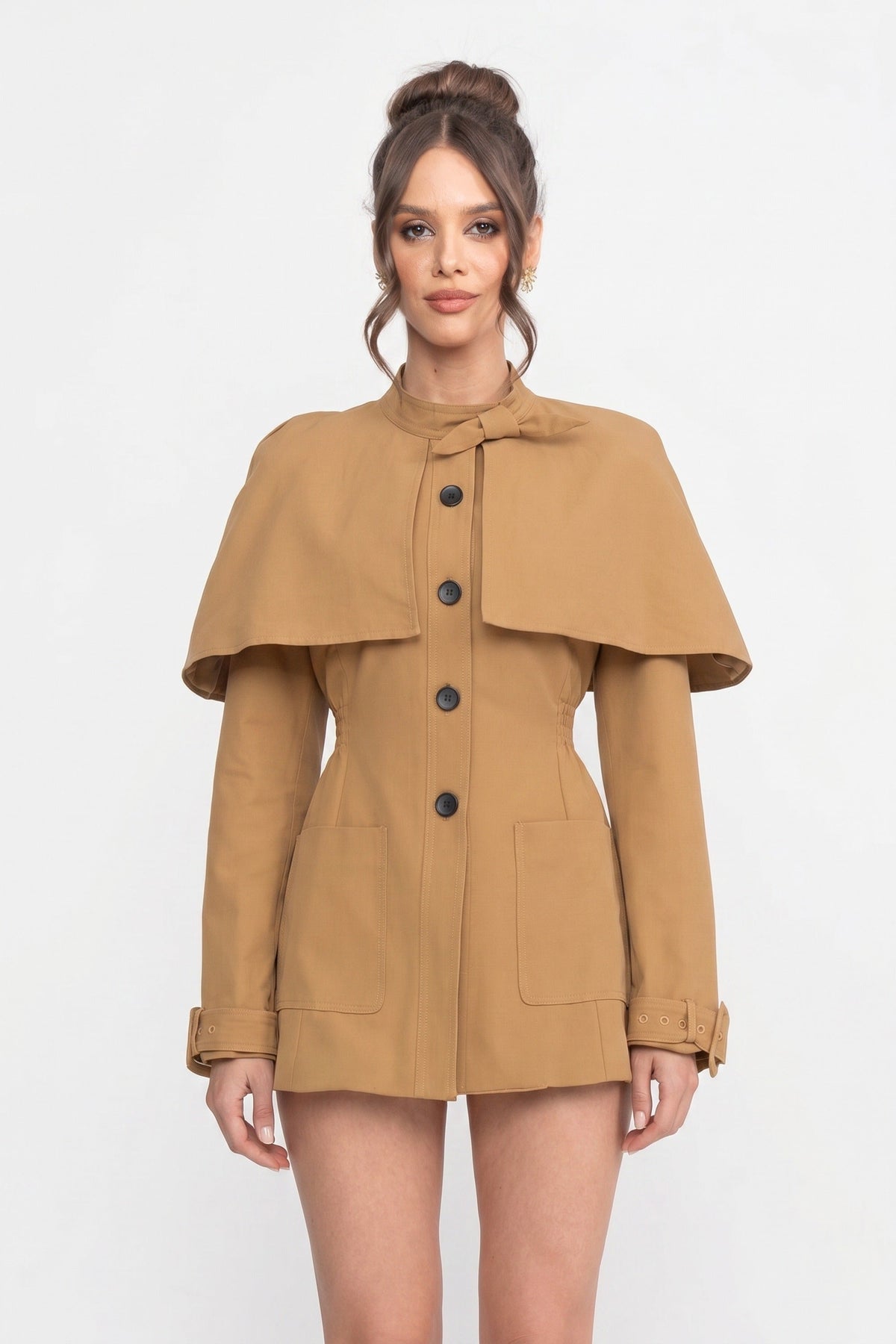 Gabardina con Capa Estructurada y Botones – Beige