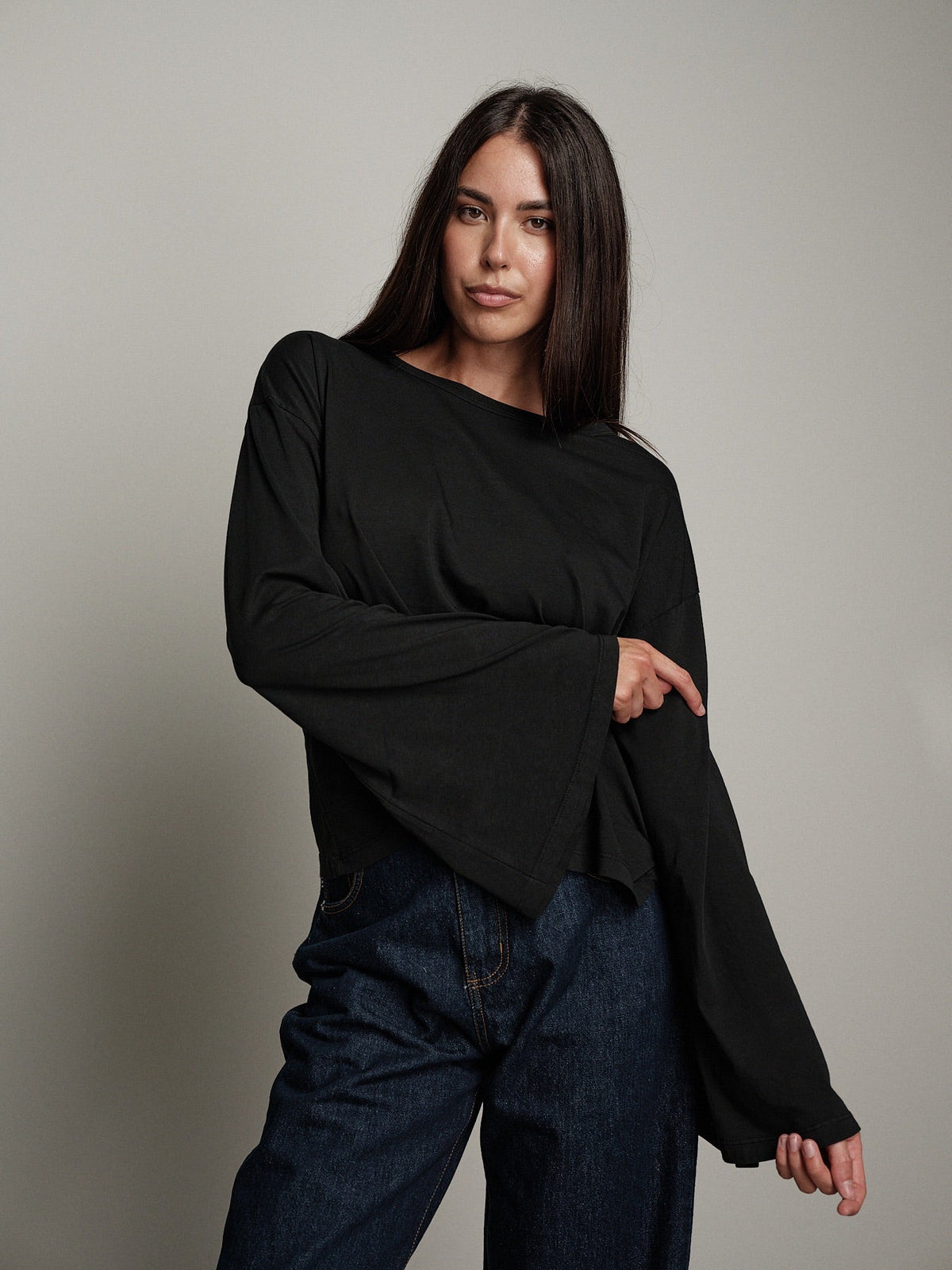 Blusa negra con mangas acampanadas – Nueva colección | PREPEDIDO 25/09
