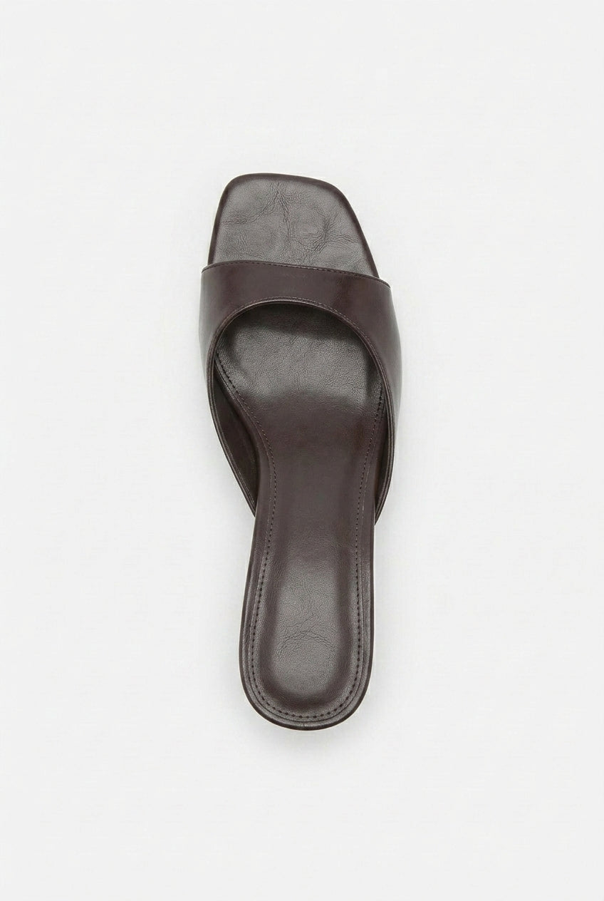 Mules de tacón kitten con puntera abierta y diseño cuadrado