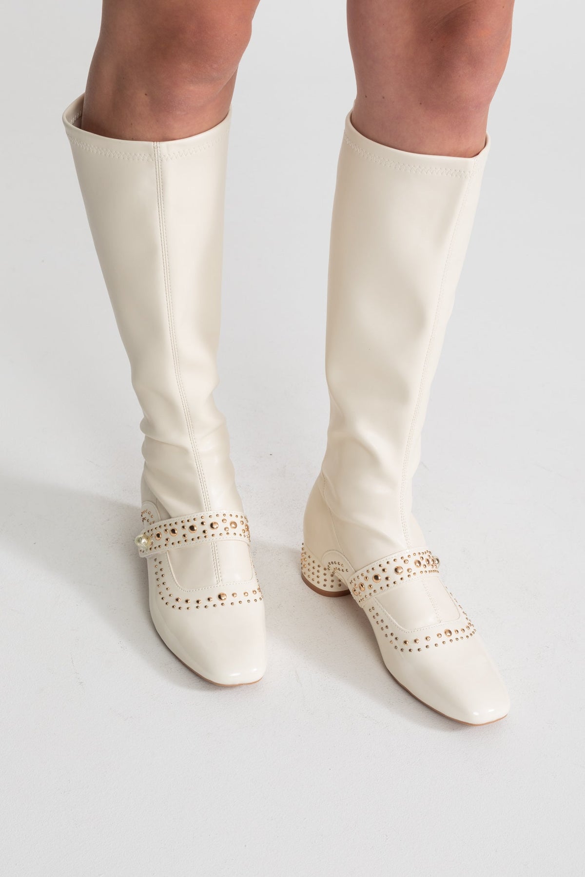 Botas Altas con Tachuelas y Correa de Perlas – Marfil