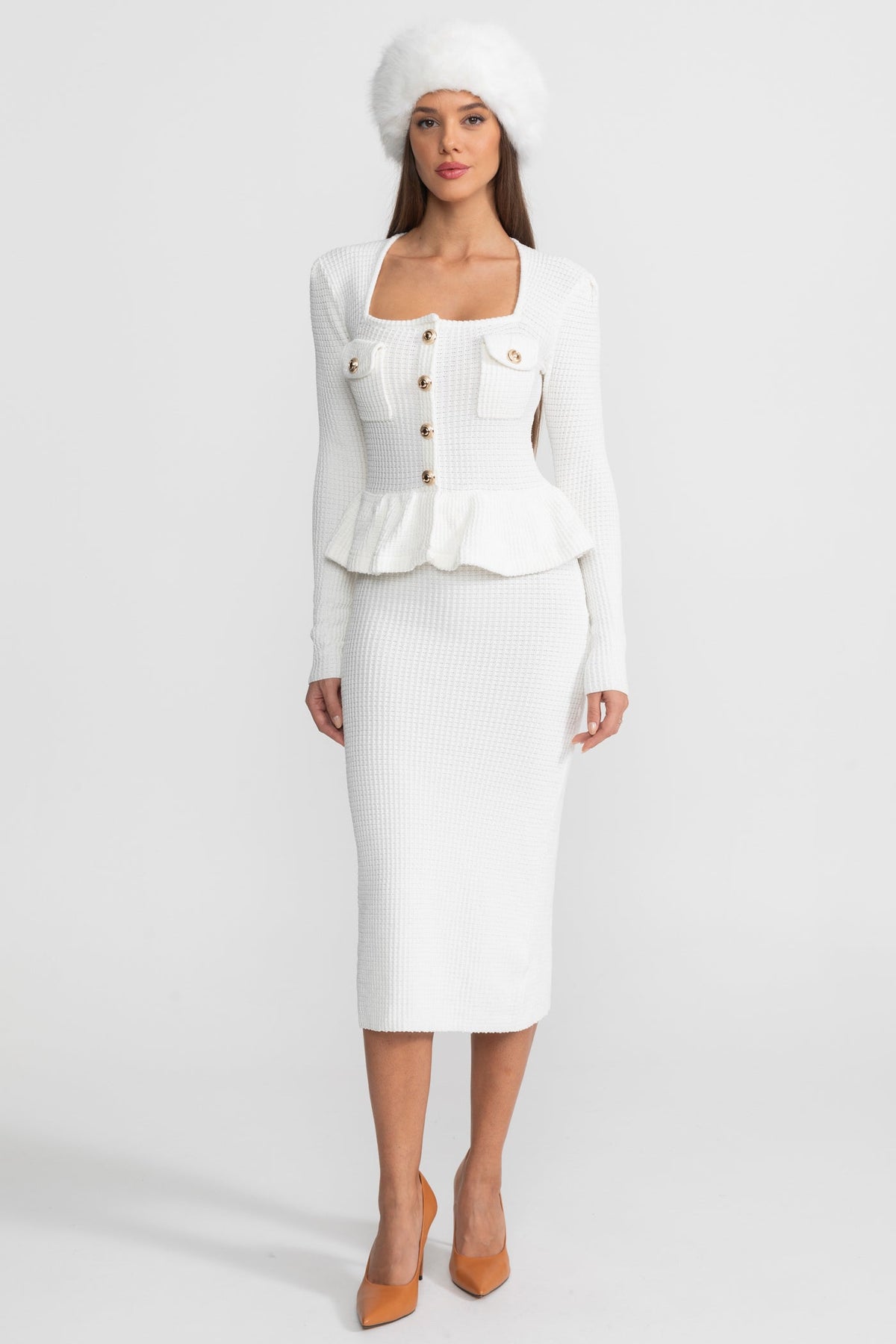 Vestido de Punto Texturizado con Peplum y Botones Dorados – Blanco