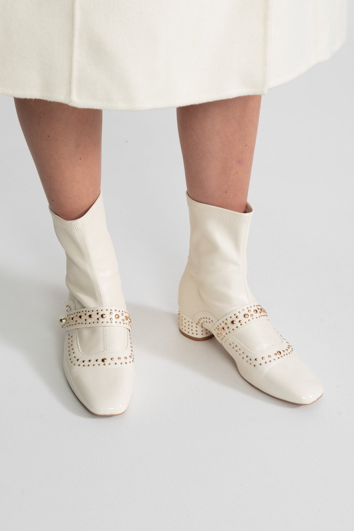 Botines con Tachuelas y Correa de Perlas – Marfil