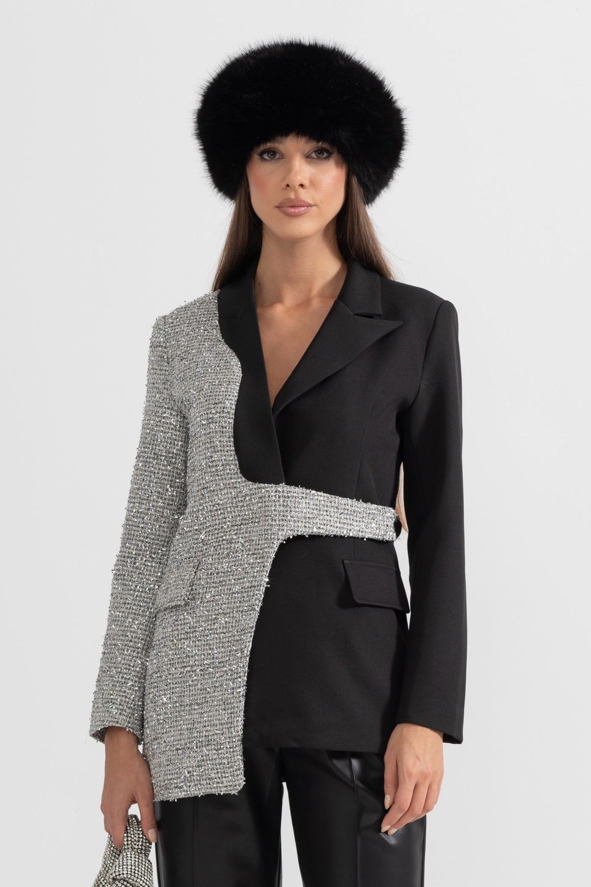 Blazer Bicolor con Bajo Asimétrico – Negro y Plata
