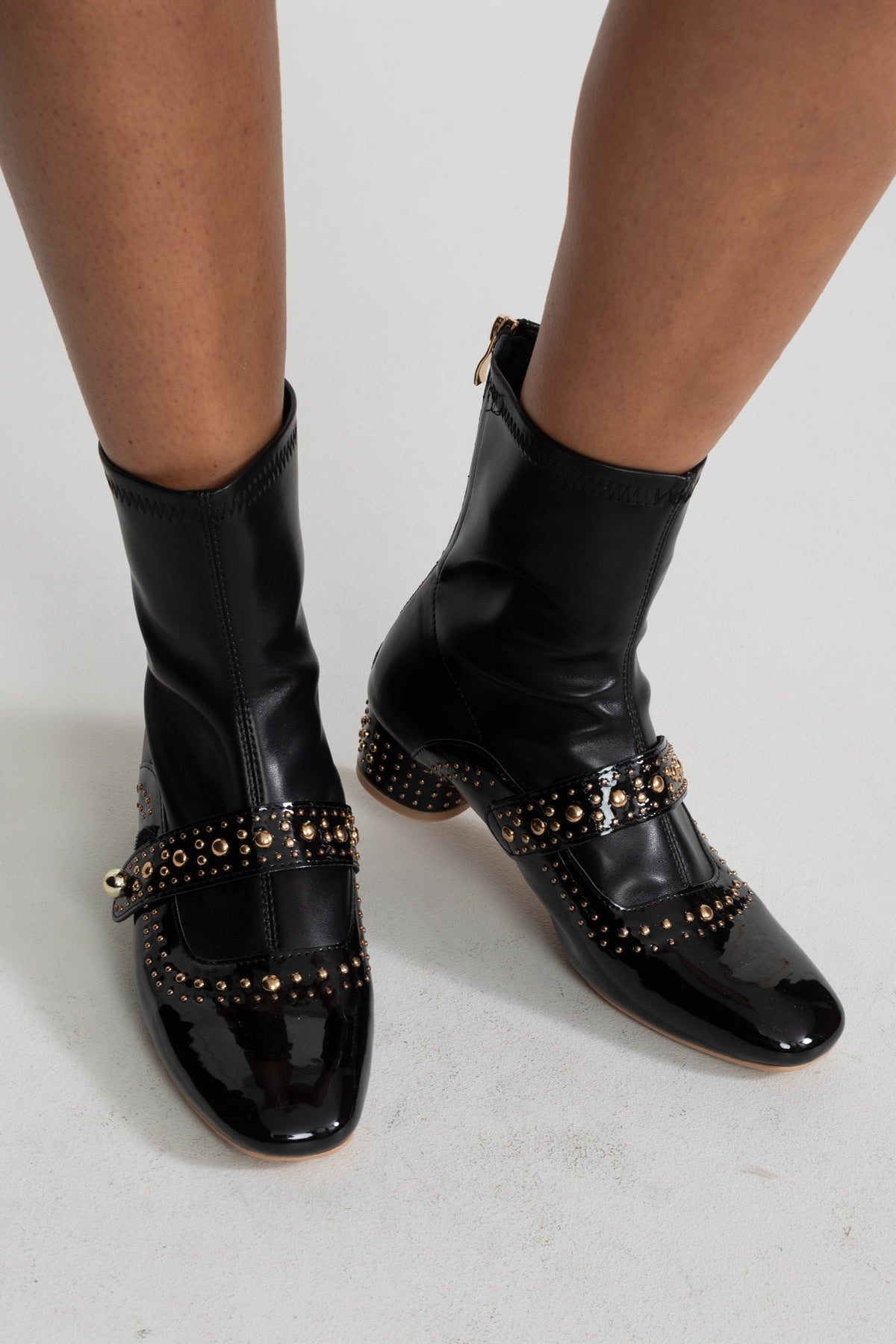 Botines con Tachuelas y Correa de Perlas – Negro