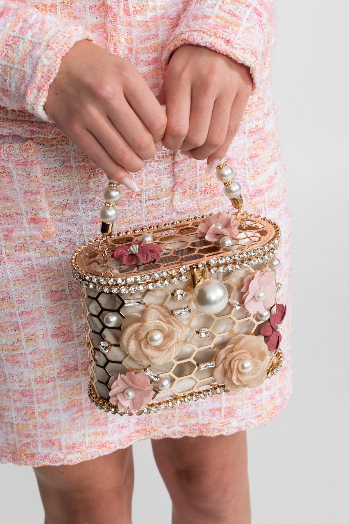 Clutch Floral con Asa de Perlas – Dorado