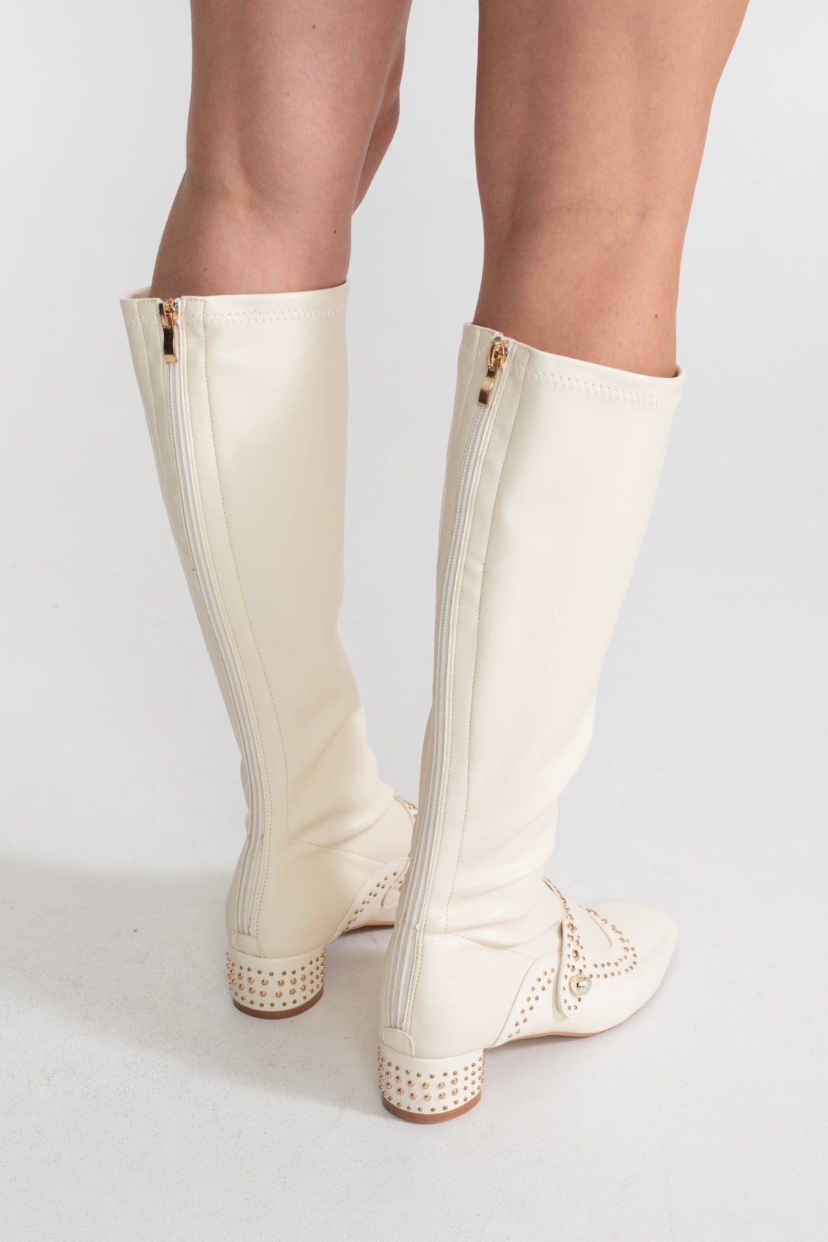 Botas Altas con Tachuelas y Correa de Perlas – Marfil