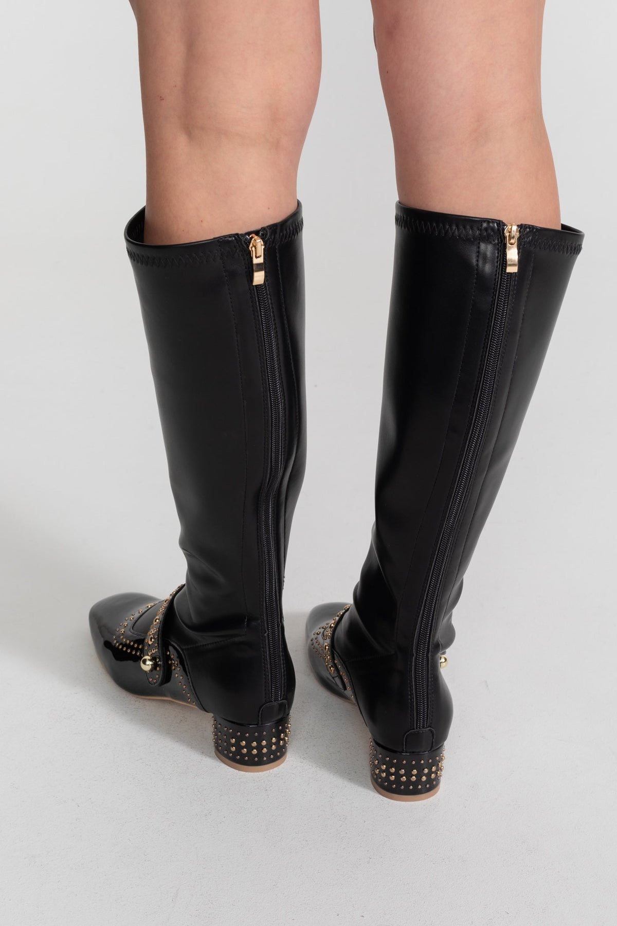 Botas Altas con Tachuelas y Correa de Perlas – Negro