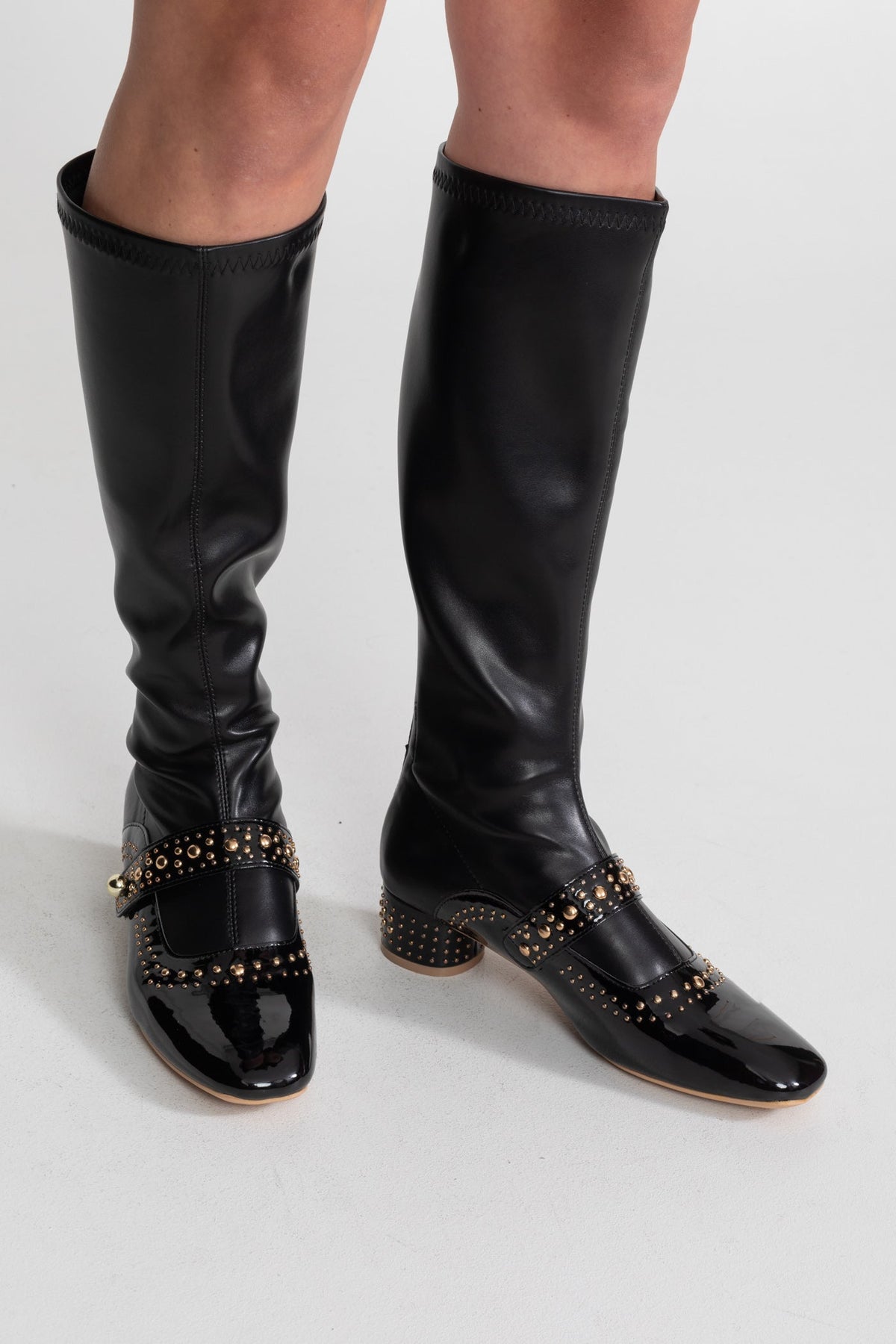Botas Altas con Tachuelas y Correa de Perlas – Negro