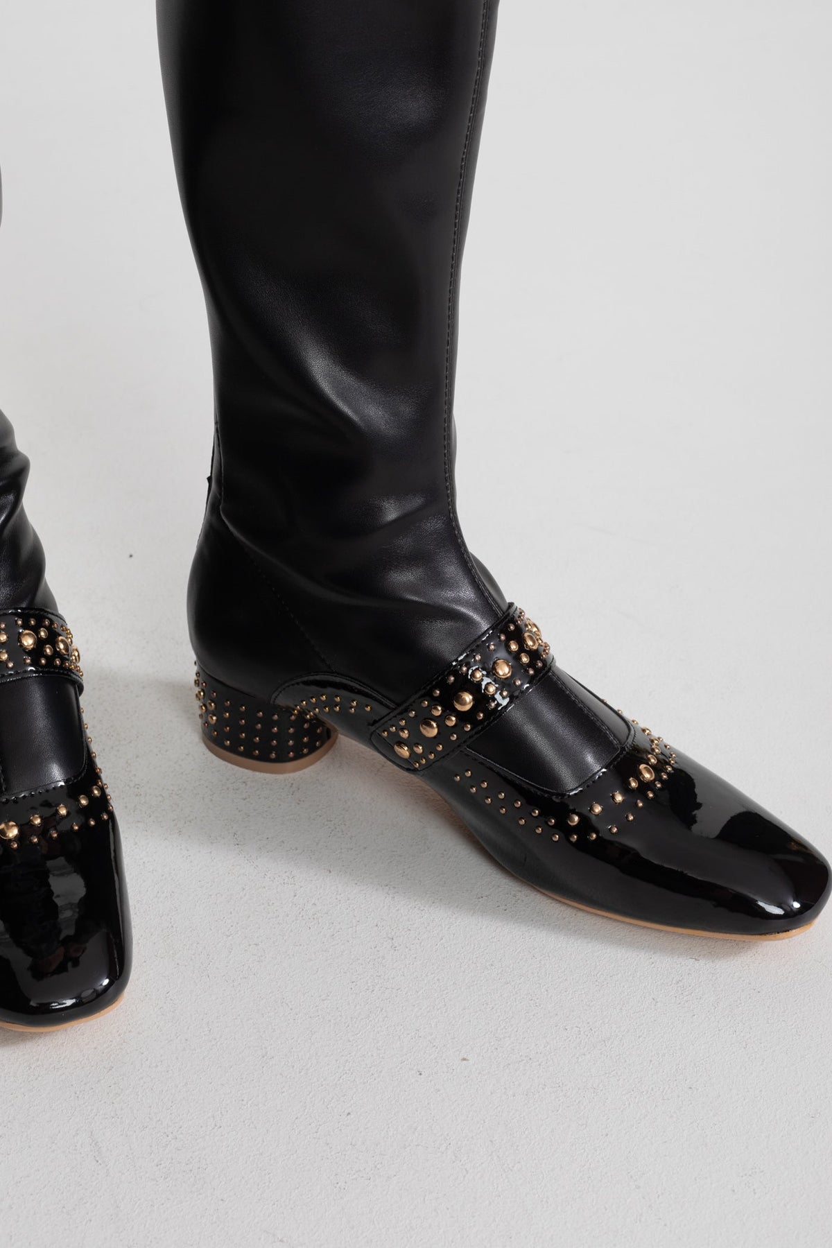 Botas Altas con Tachuelas y Correa de Perlas – Negro