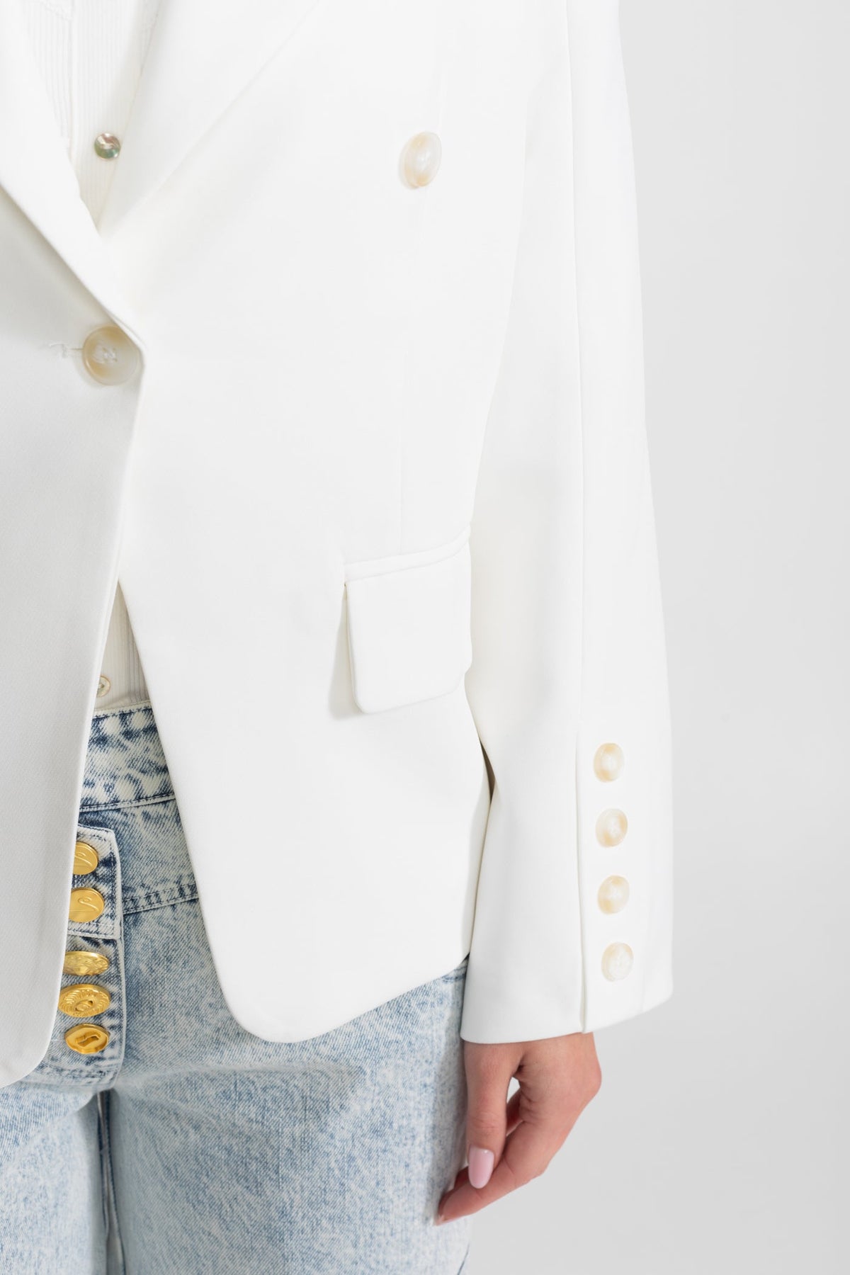 Blazer Cruzado Entallado con Solapas Pico – Blanco