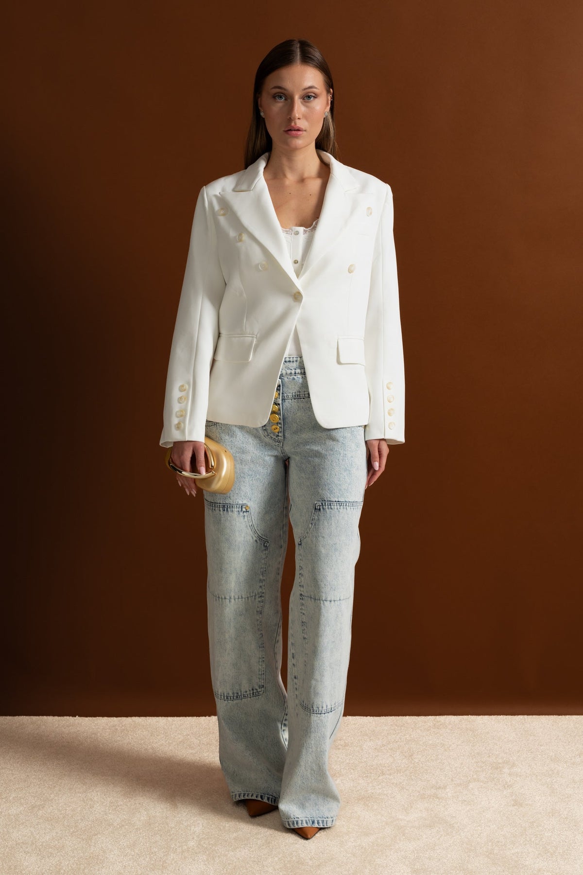 Blazer Cruzado Entallado con Solapas Pico – Blanco