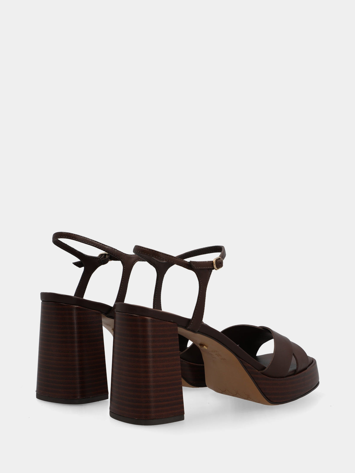 Sandalia de piel marrón chocolate con tiras cruzadas