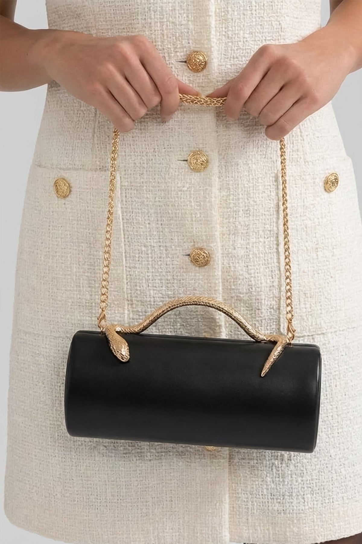 Bolso de Mano Estructurado con Asa de Serpiente y Cadena Dorada – Negro