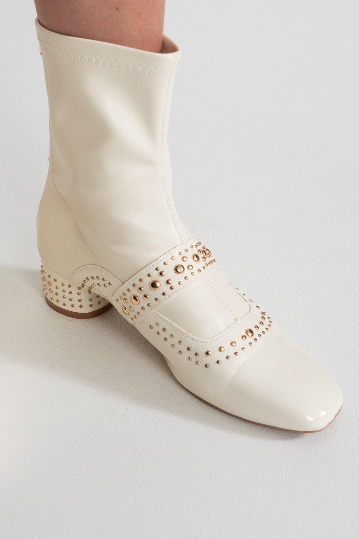 Botines con Tachuelas y Correa de Perlas – Marfil