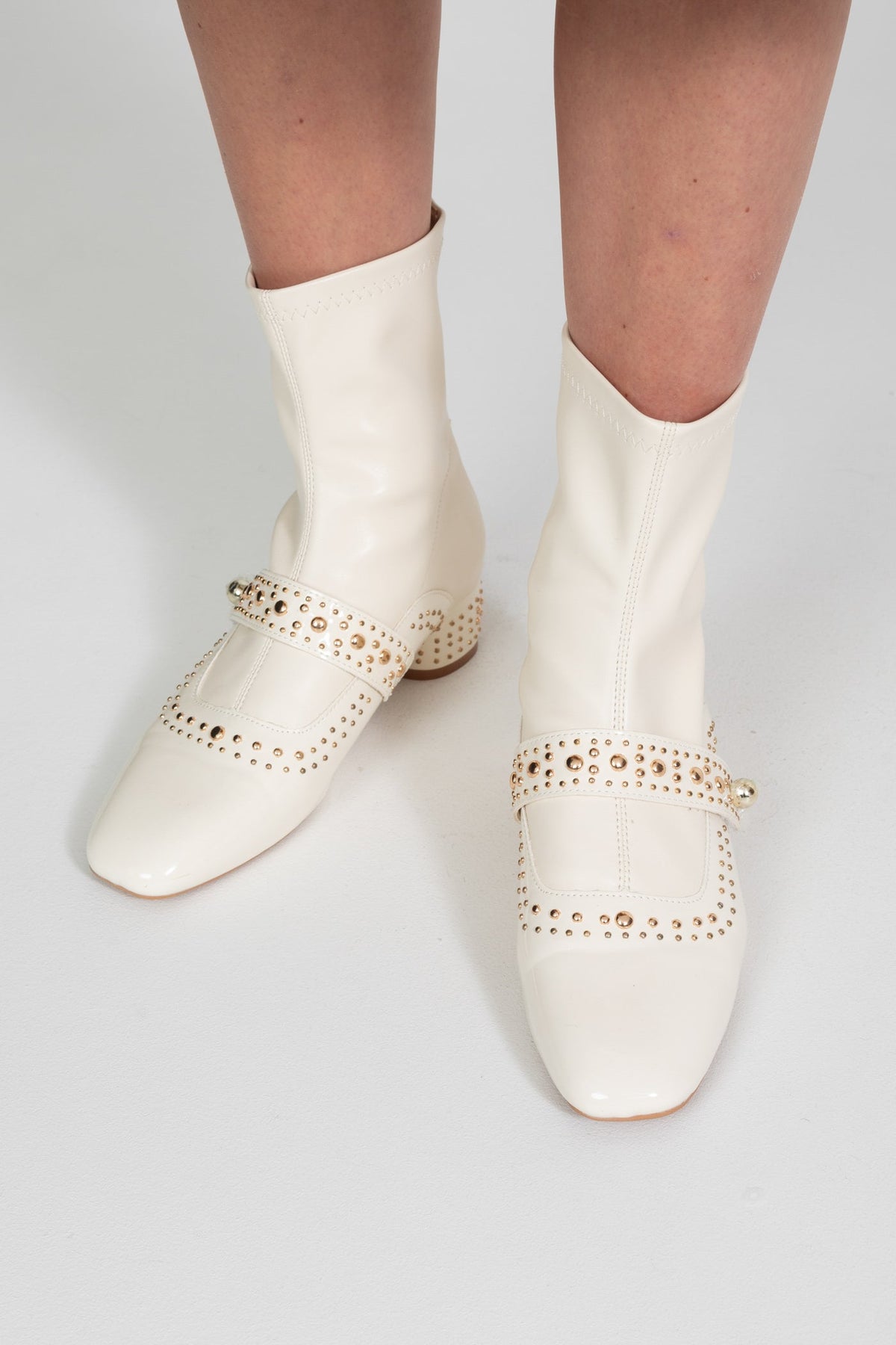 Botines con Tachuelas y Correa de Perlas – Marfil