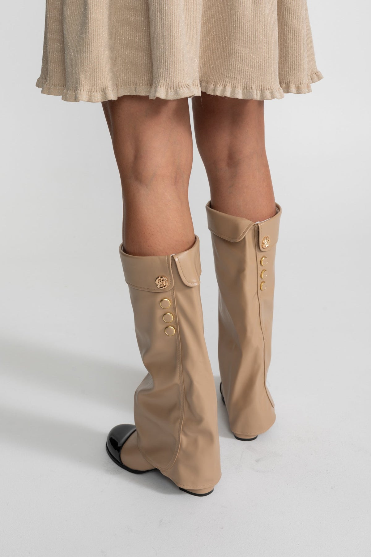 Botas Altas con Puntera de Charol y Puño Doblado – Beige/Negro