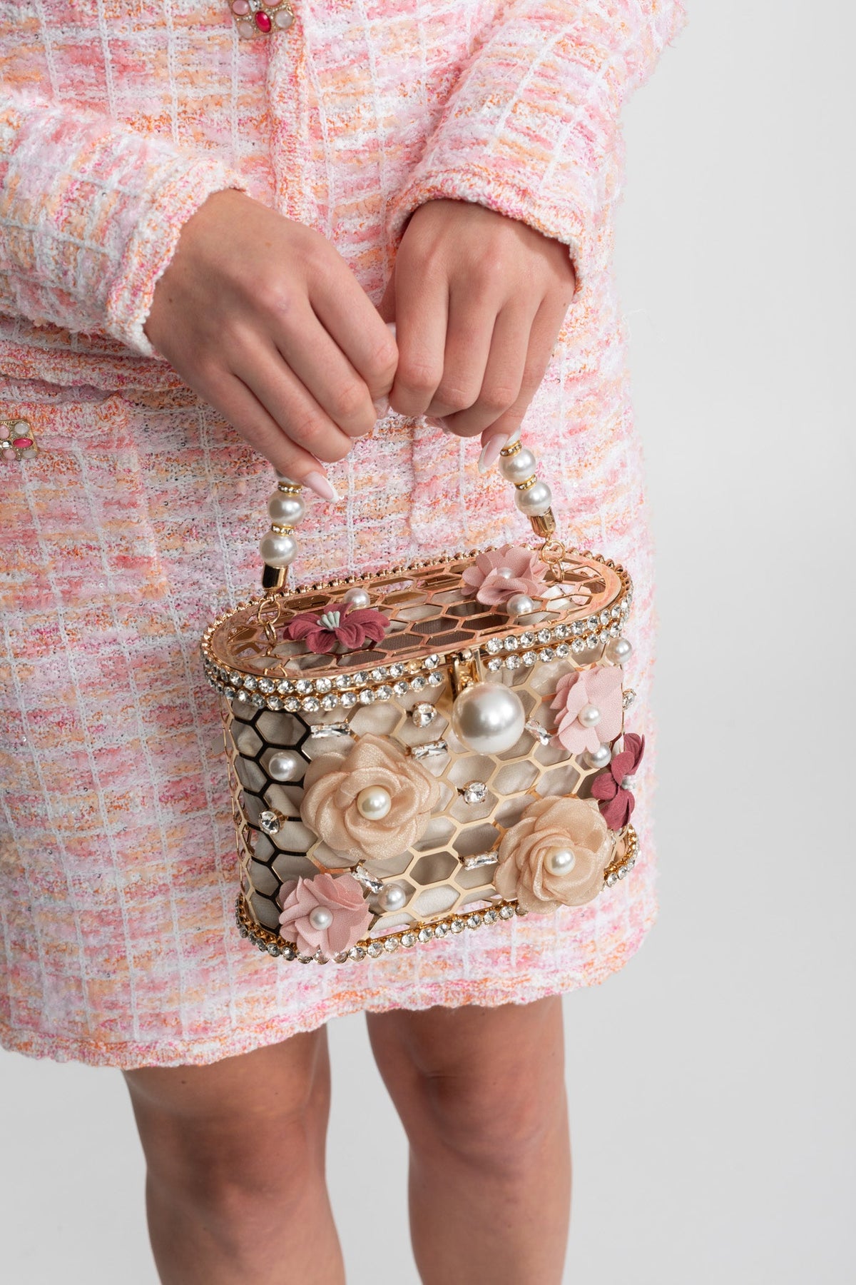 Clutch Floral con Asa de Perlas – Dorado