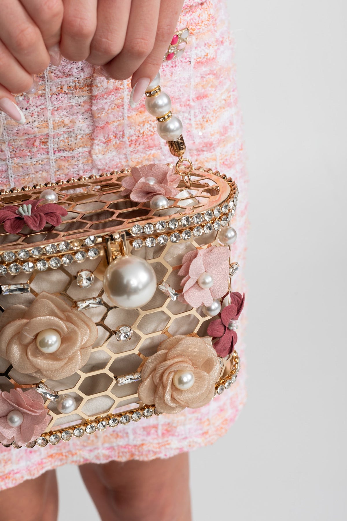 Clutch Floral con Asa de Perlas – Dorado