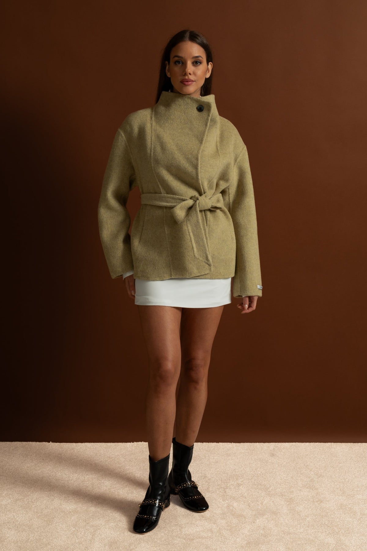 Abrigo Corto con Cinturón y Cuello Alto – Beige