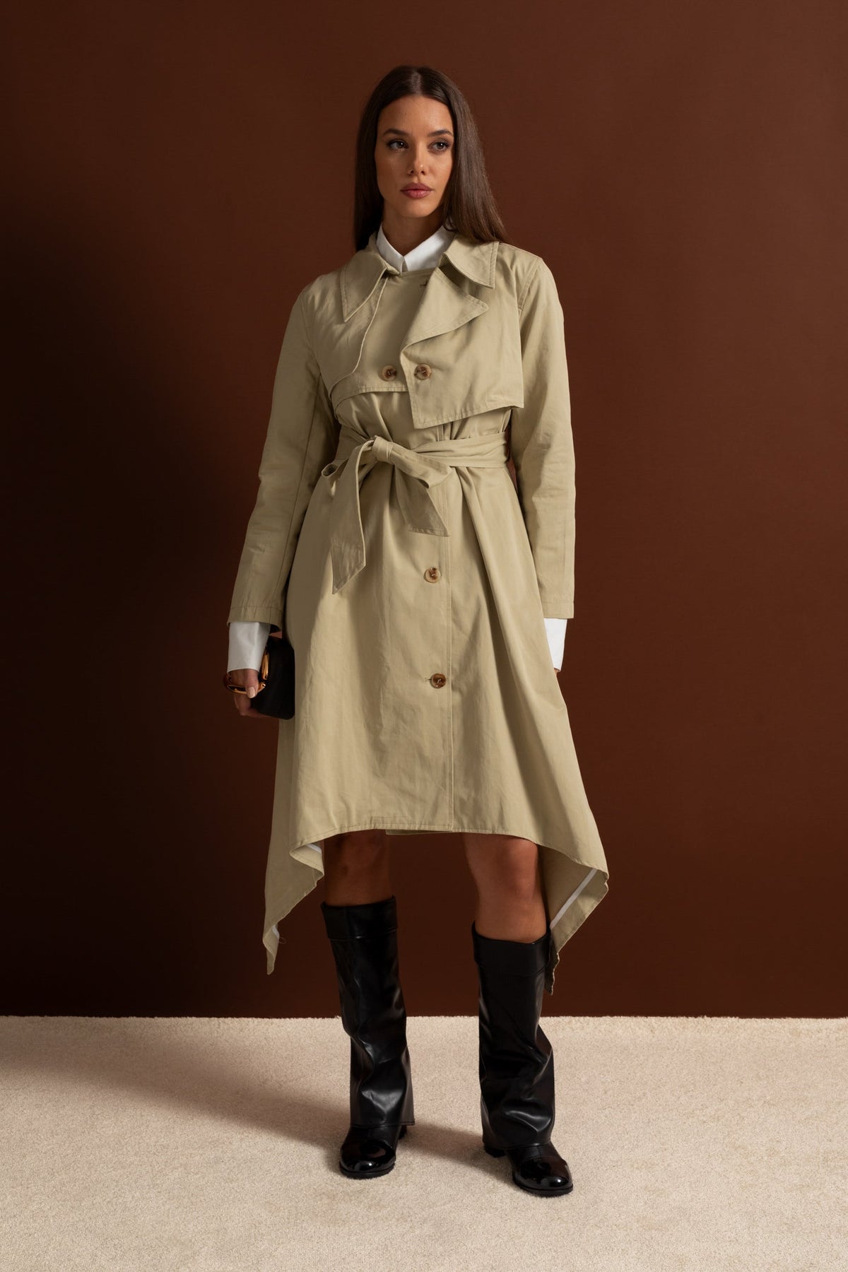 Gabardina Larga con Cinturón y Bajo Asimétrico – Beige
