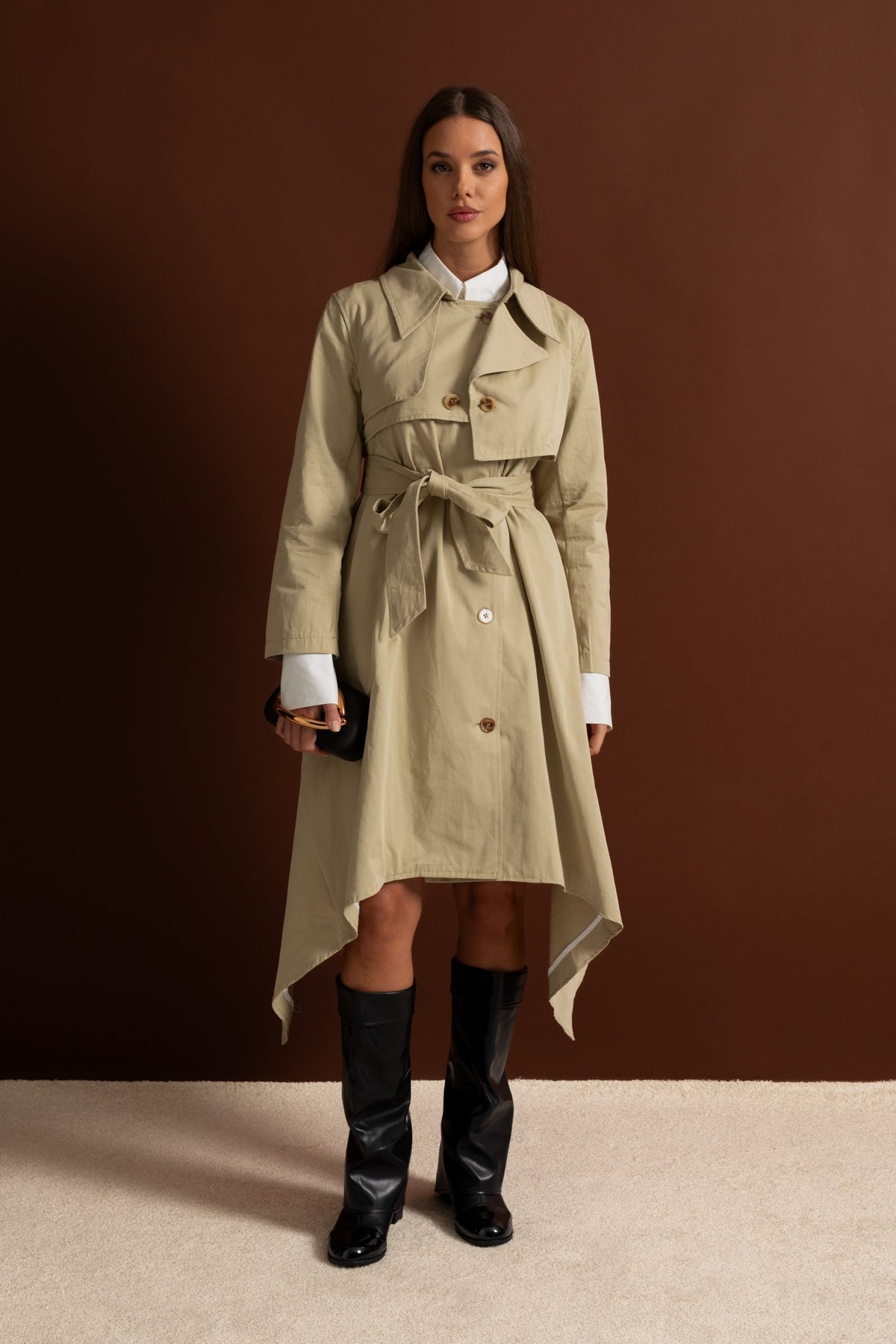 Gabardina Larga con Cinturón y Bajo Asimétrico – Beige