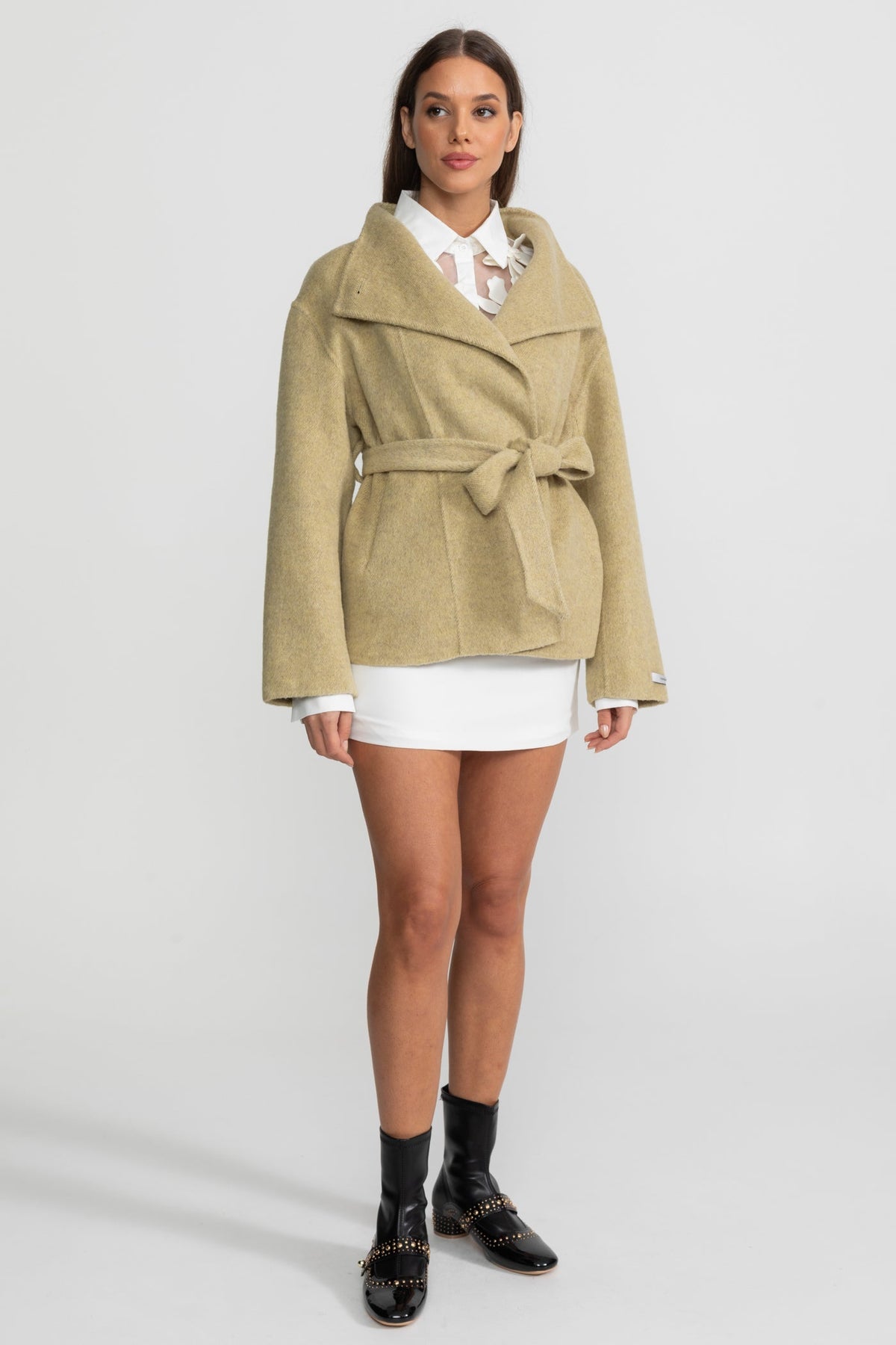 Abrigo Corto con Cinturón y Cuello Alto – Beige
