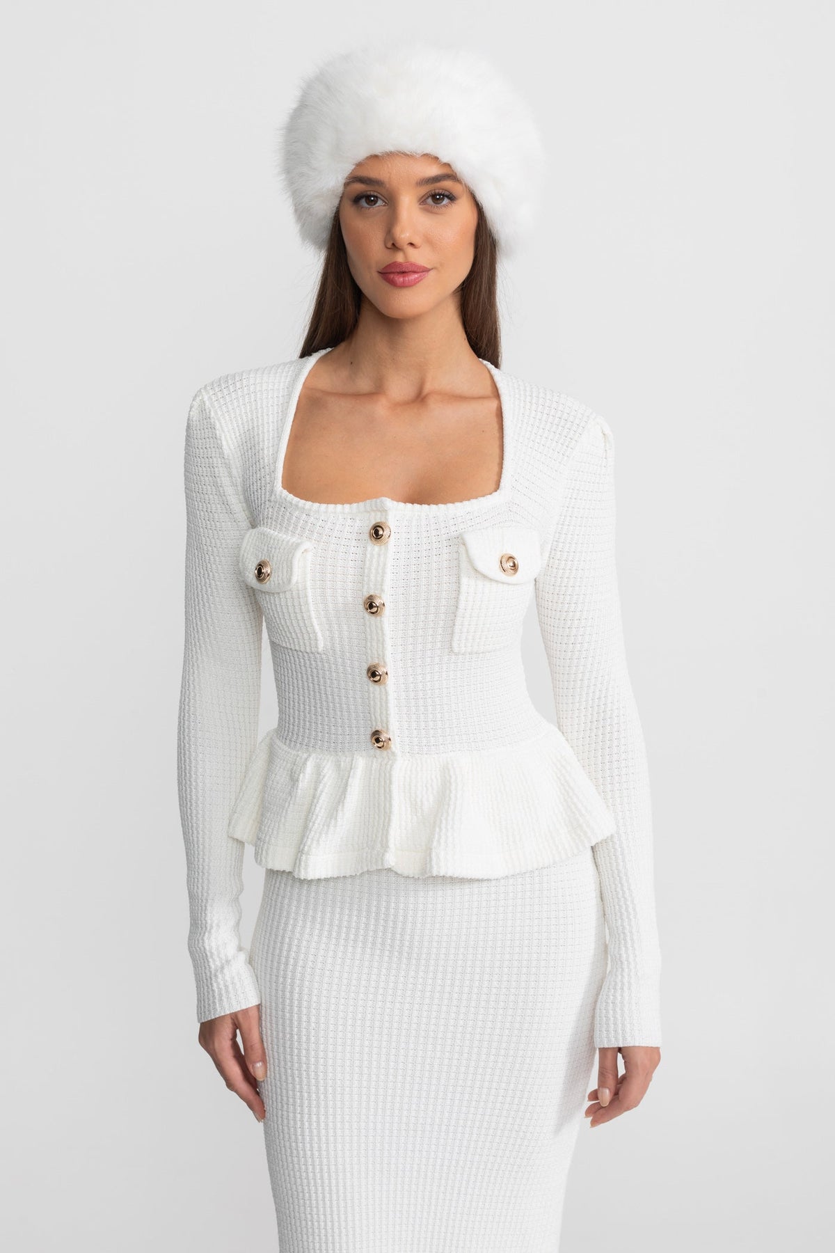Vestido de Punto Texturizado con Peplum y Botones Dorados – Blanco