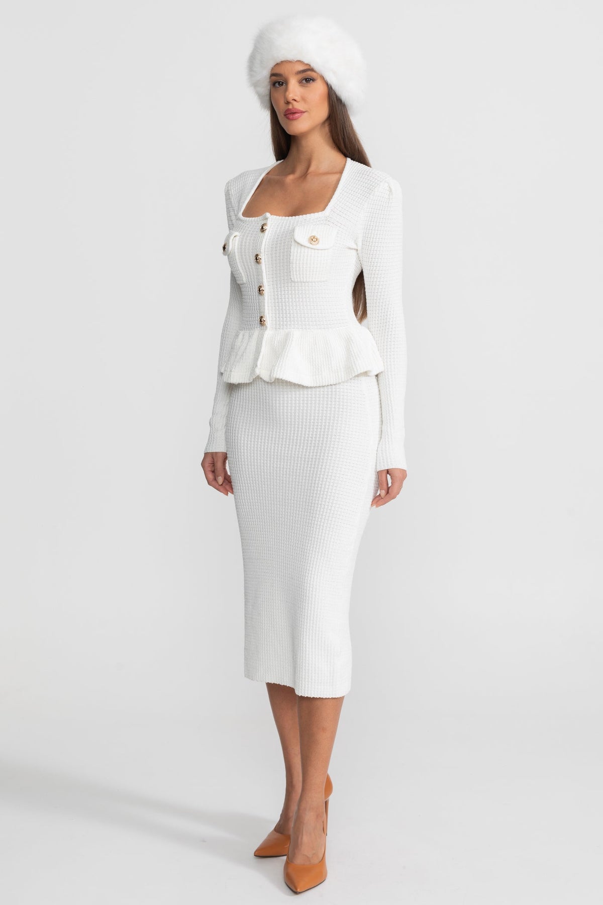 Vestido de Punto Texturizado con Peplum y Botones Dorados – Blanco