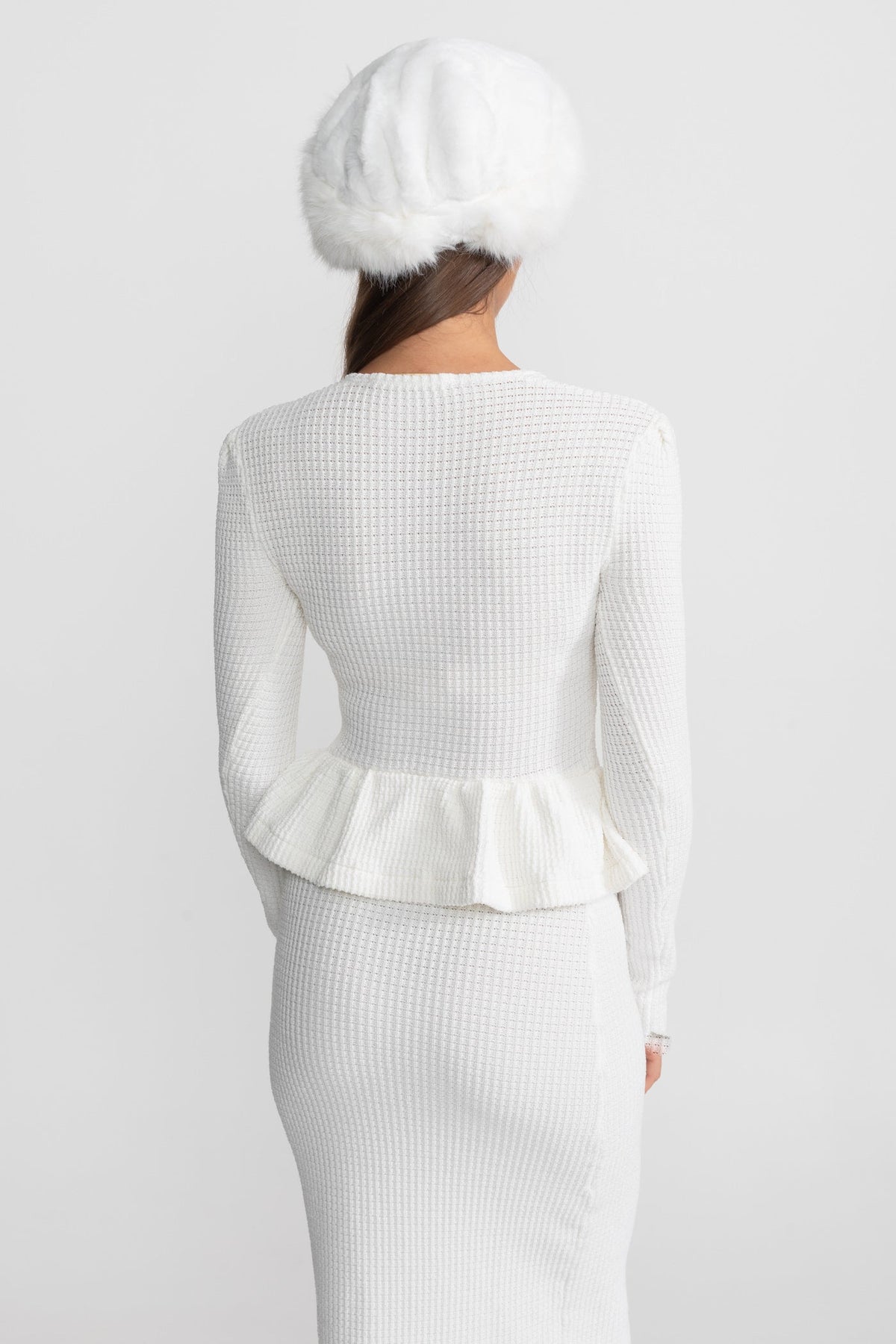 Vestido de Punto Texturizado con Peplum y Botones Dorados – Blanco