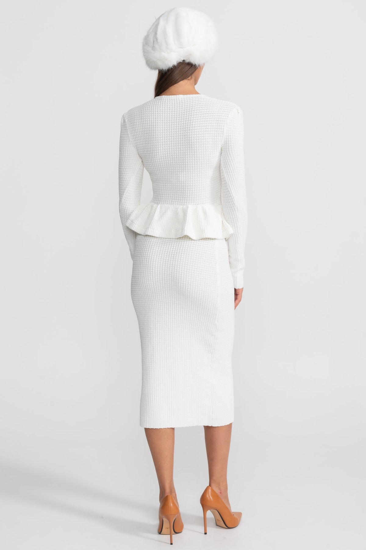 Vestido de Punto Texturizado con Peplum y Botones Dorados – Blanco