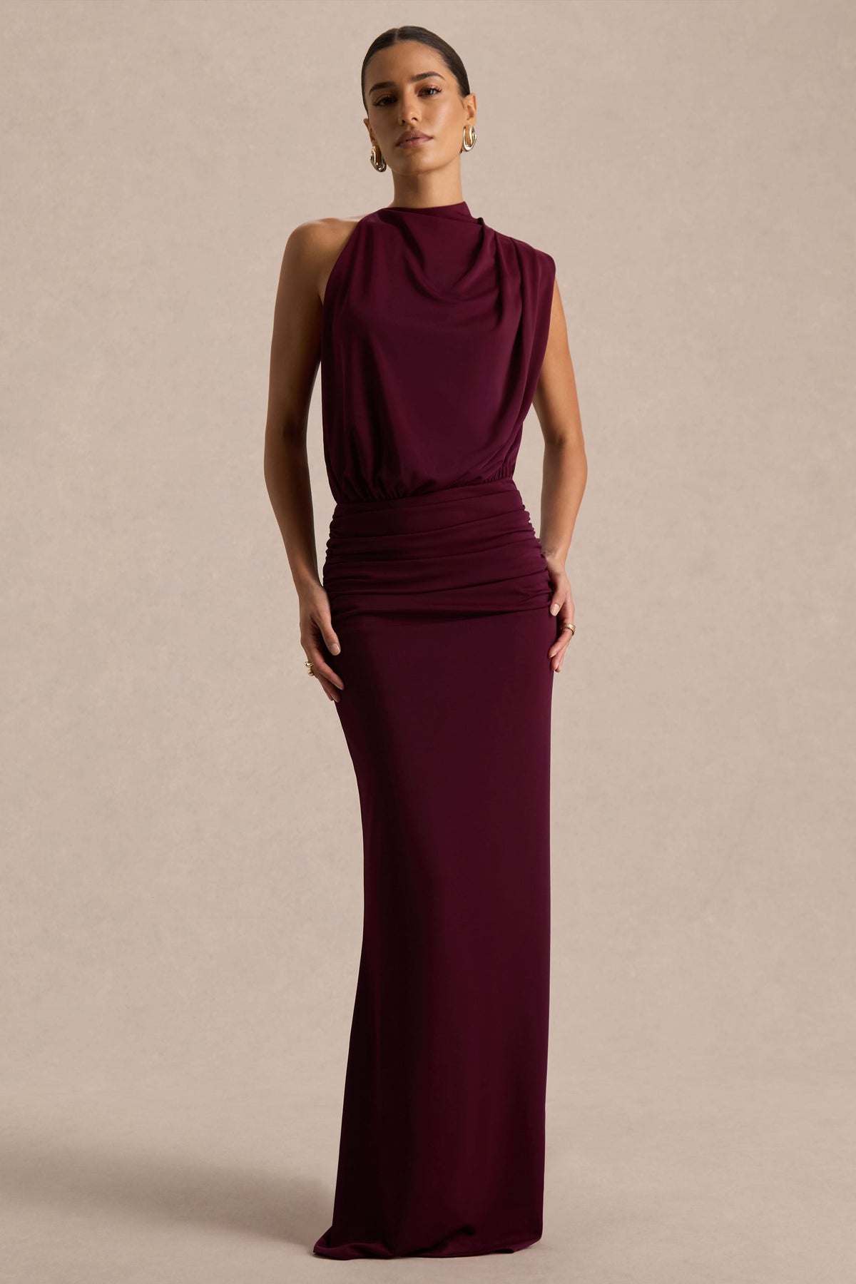 Umaira | Vestido largo burdeos con escote alto