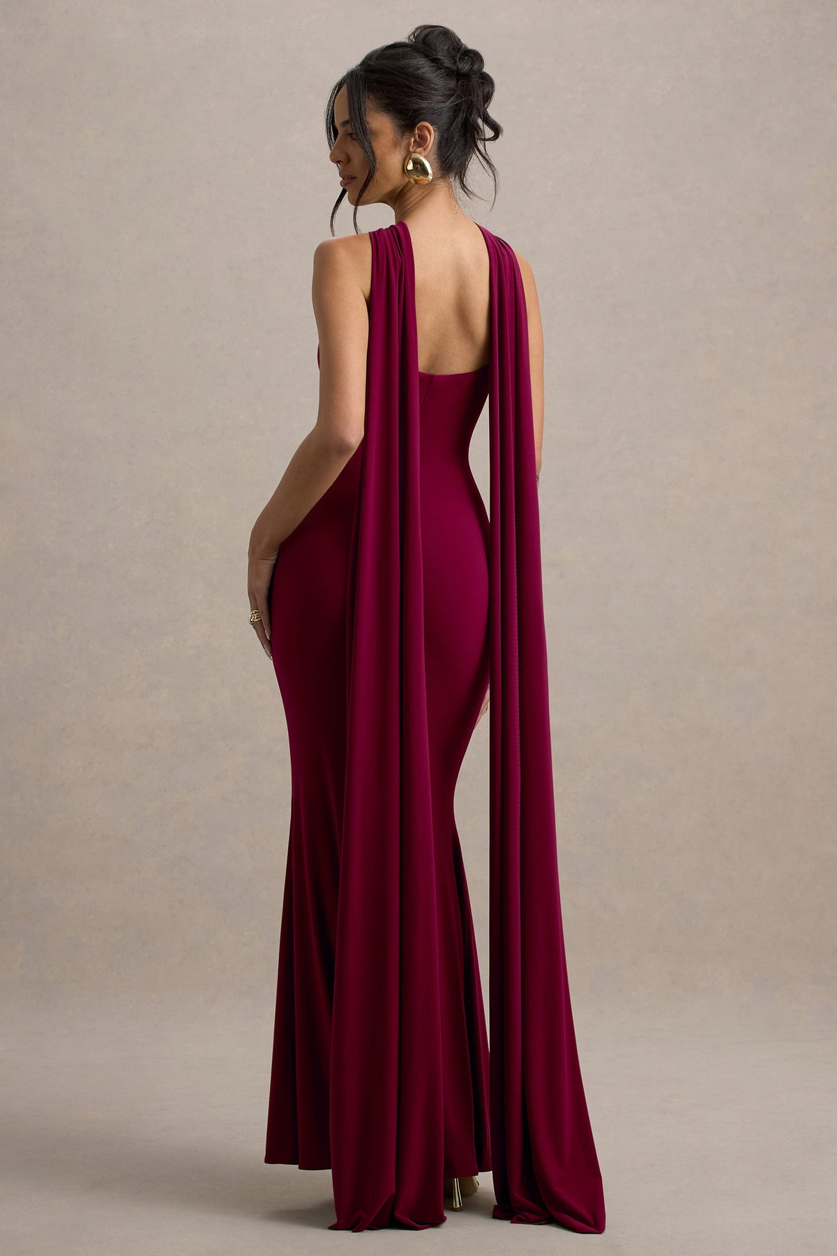 Rhoda | Vestido largo en burdeos con escote halter torcido y capa