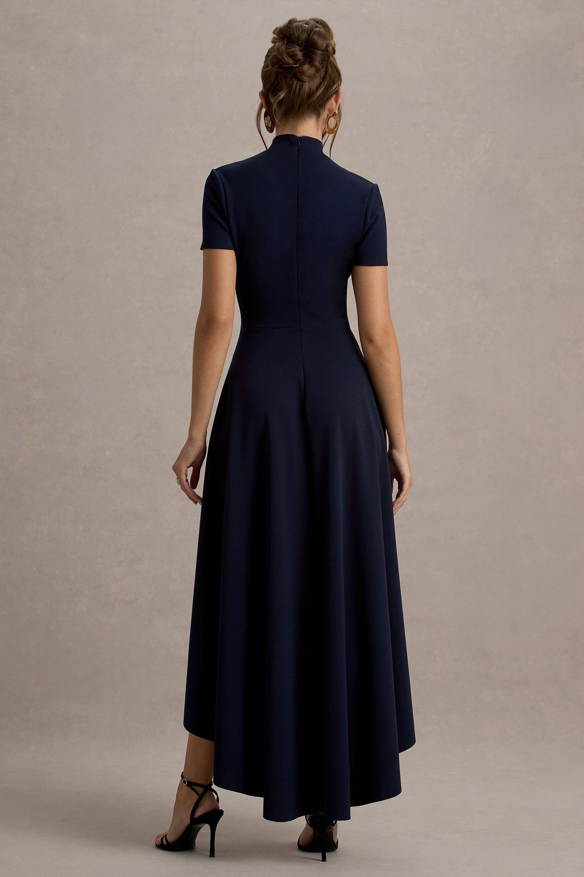 Bellona | Vestido midi azul marino con mangas cortas y falda asimétrica