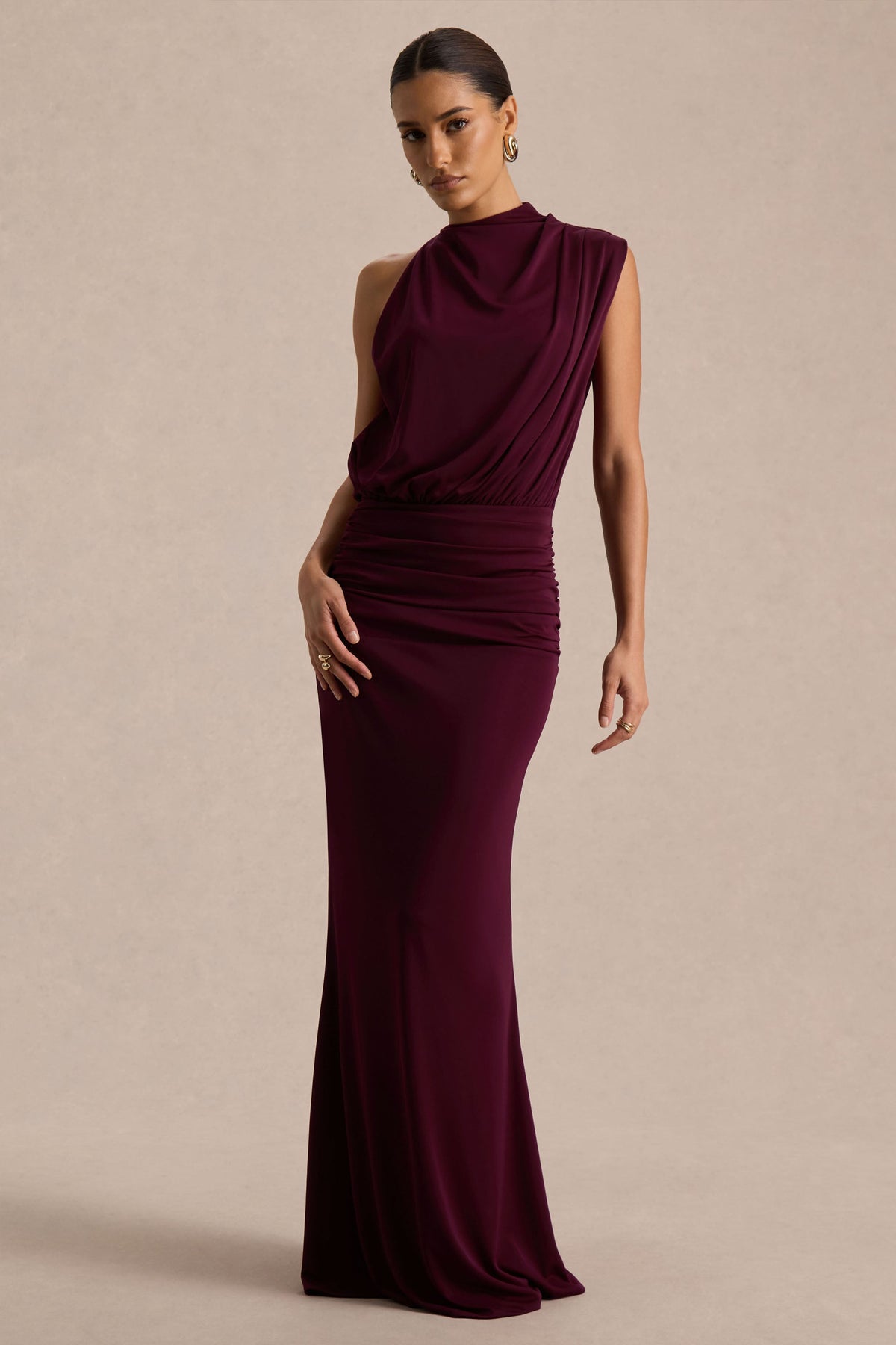 Umaira | Vestido largo burdeos con escote alto