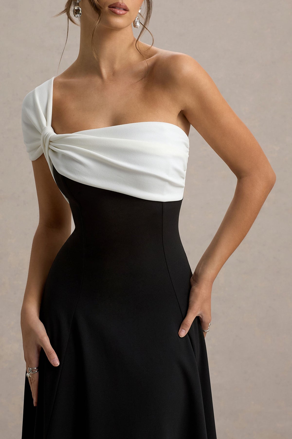 Malta | Vestido Midi Blanco y Negro con Un Solo Hombro