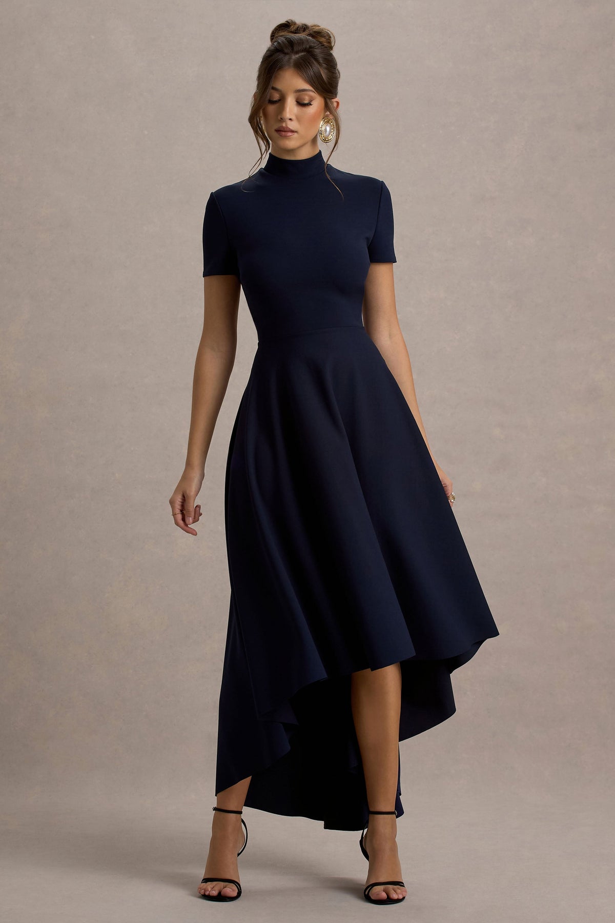 Bellona | Vestido midi azul marino con mangas cortas y falda asimétrica