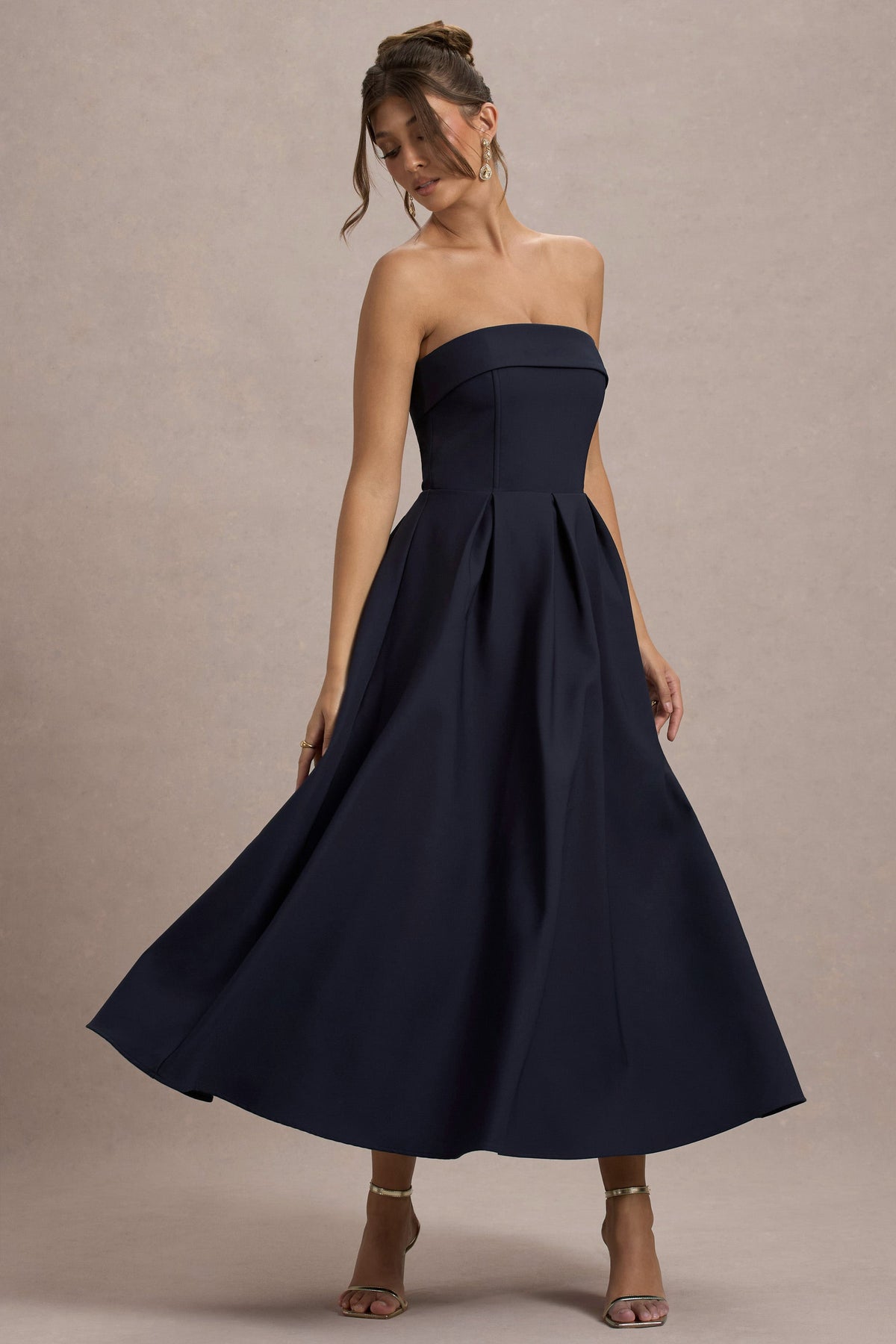 Annalise | Vestido Midi Azul Marino De Bandeau Con Falda Plisada