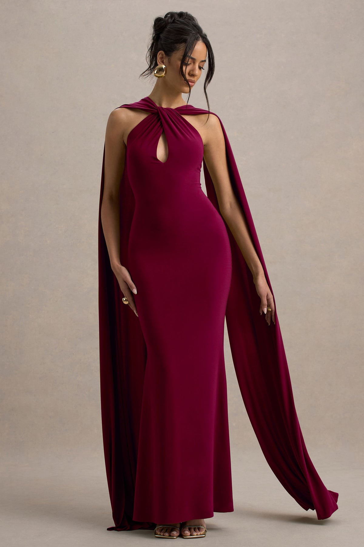 Rhoda | Vestido largo en burdeos con escote halter torcido y capa