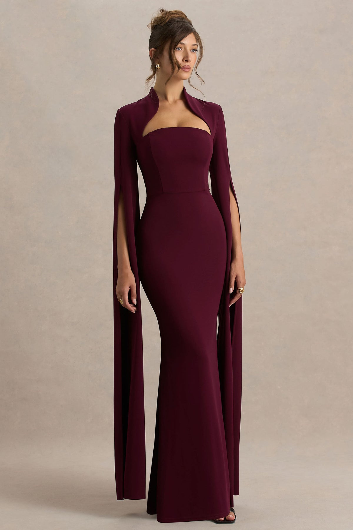 Esme | Vestido Largo Burdeos con Escote Cuadrado y Mangas Tipo Capa