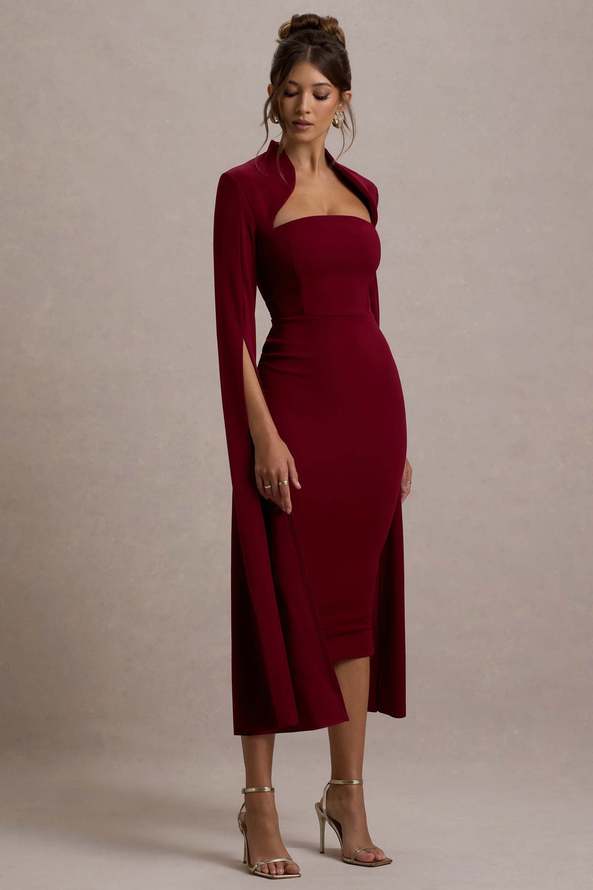 Linden | Vestido midi ajustado al cuerpo con mangas capa en color baya